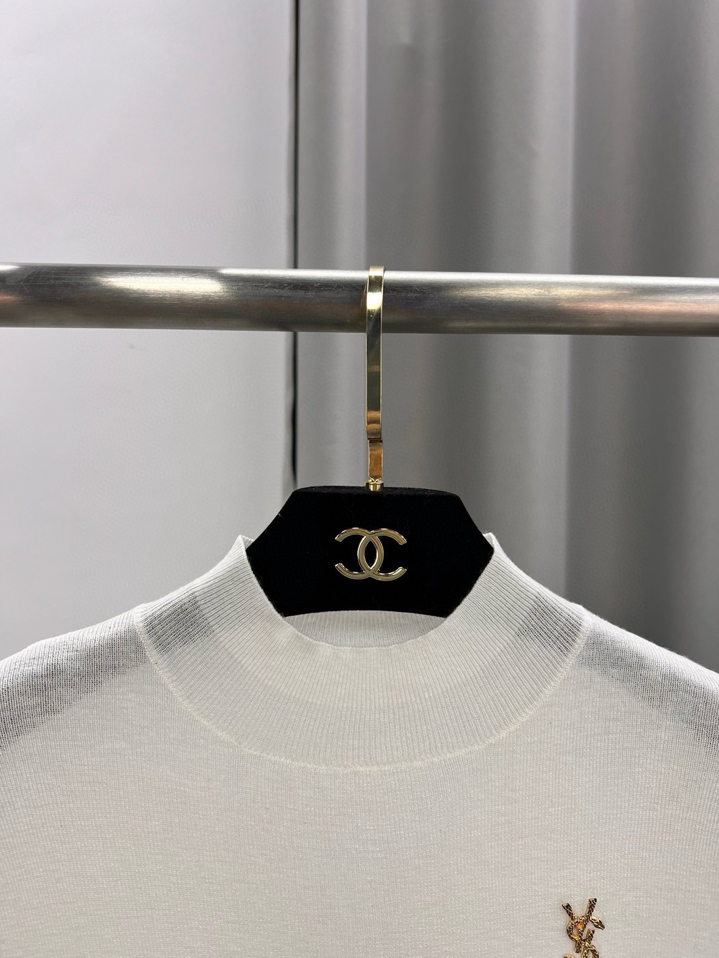 圣罗兰羊毛加真丝金属字母半高领内搭 修身套头长袖针织打底衫女秋 1、侧边订，颜色：黑色、白色、驼色、枣红