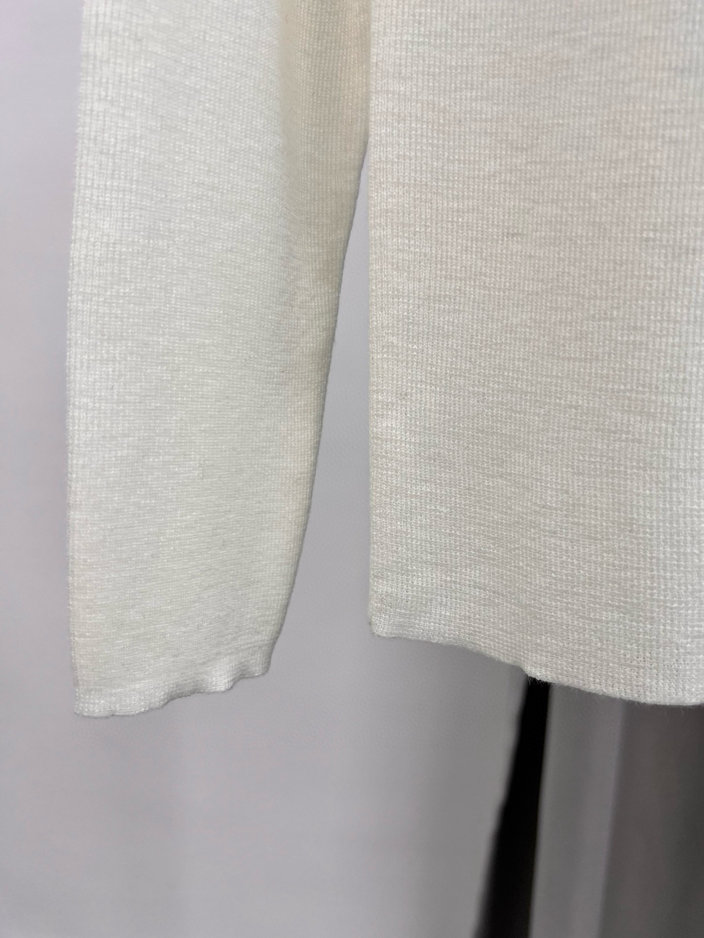 圣罗兰羊毛加真丝金属字母半高领内搭 修身套头长袖针织打底衫女秋 1、侧边订，颜色：黑色、白色、驼色、枣红