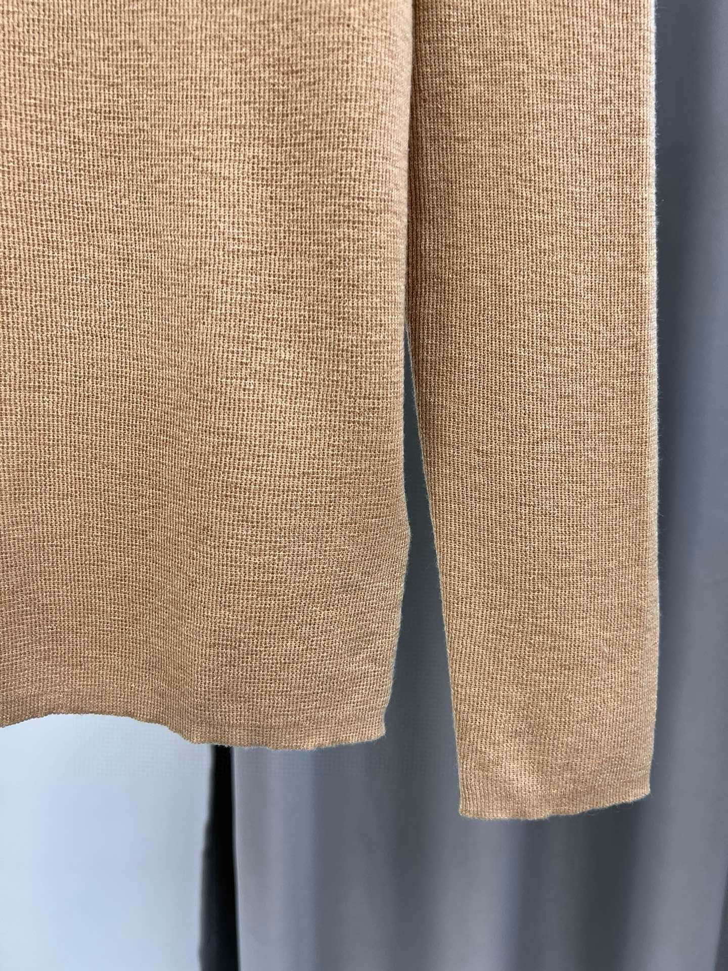 圣罗兰羊毛加真丝金属字母半高领内搭 修身套头长袖针织打底衫女秋 1、侧边订，颜色：黑色、白色、驼色、枣红