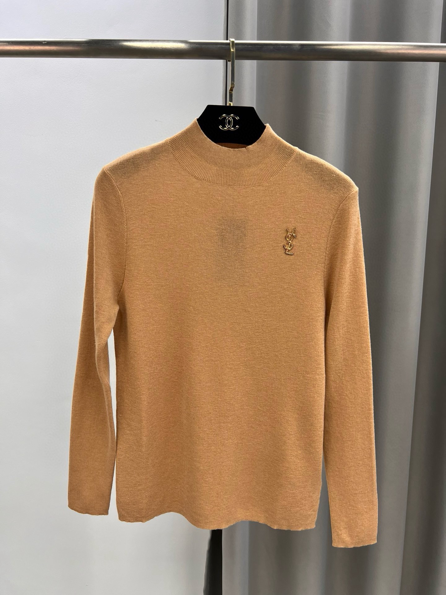 圣罗兰羊毛加真丝金属字母半高领内搭 修身套头长袖针织打底衫女秋 1、侧边订，颜色：黑色、白色、驼色、枣红