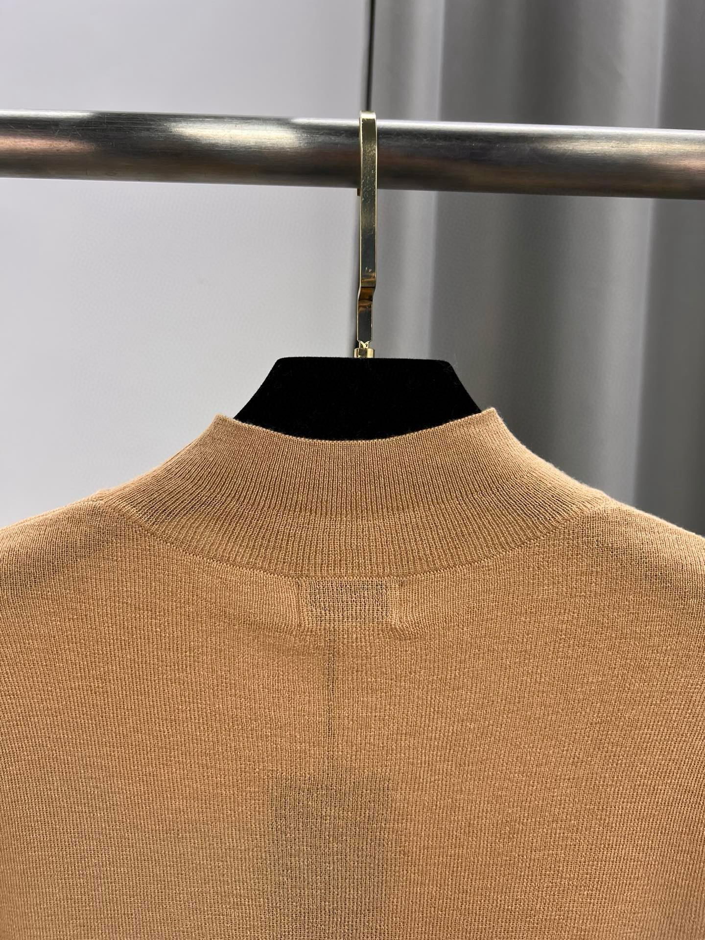 圣罗兰羊毛加真丝金属字母半高领内搭 修身套头长袖针织打底衫女秋 1、侧边订，颜色：黑色、白色、驼色、枣红