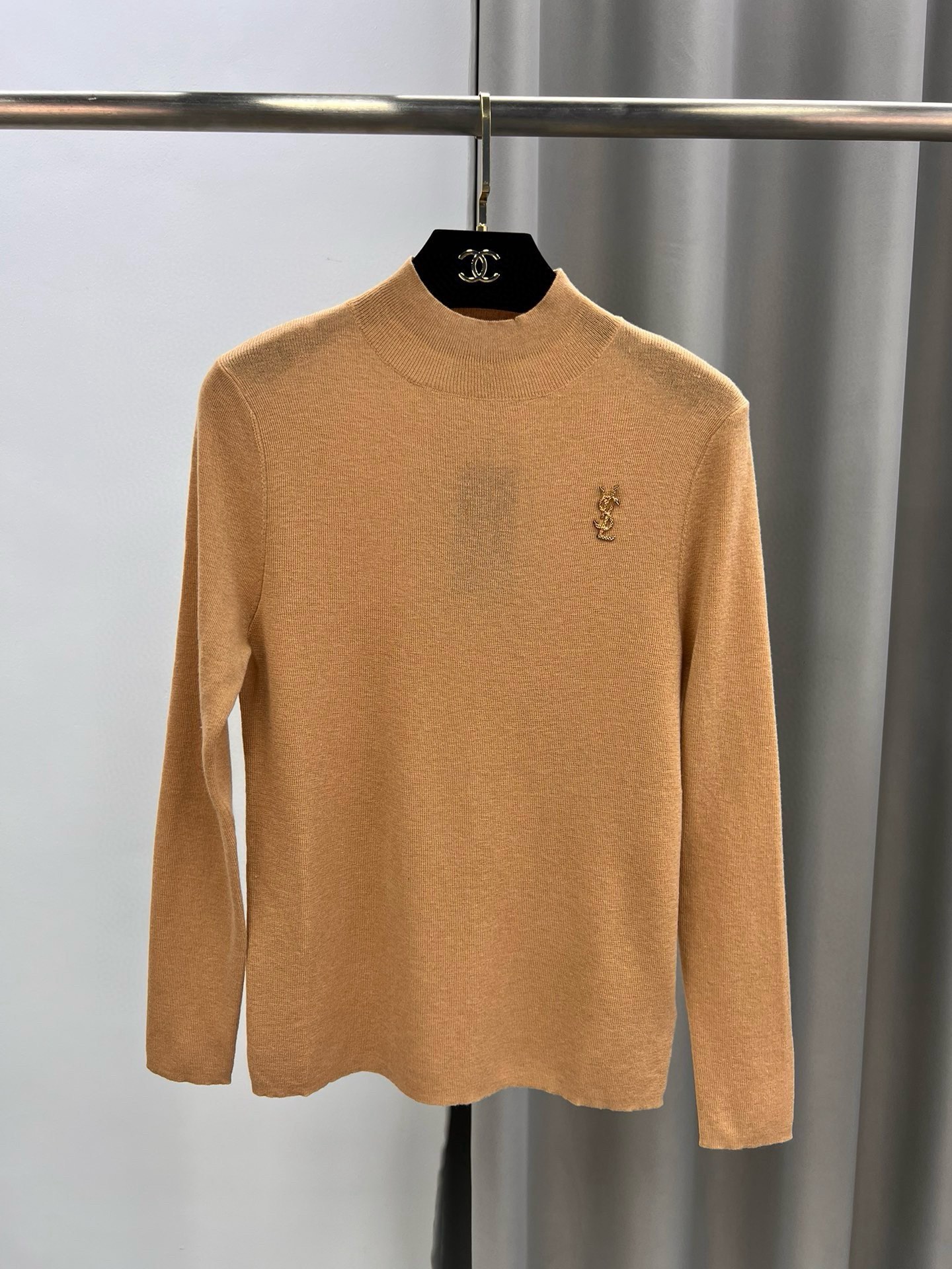 圣罗兰羊毛加真丝金属字母半高领内搭 修身套头长袖针织打底衫女秋 1、侧边订，颜色：黑色、白色、驼色、枣红