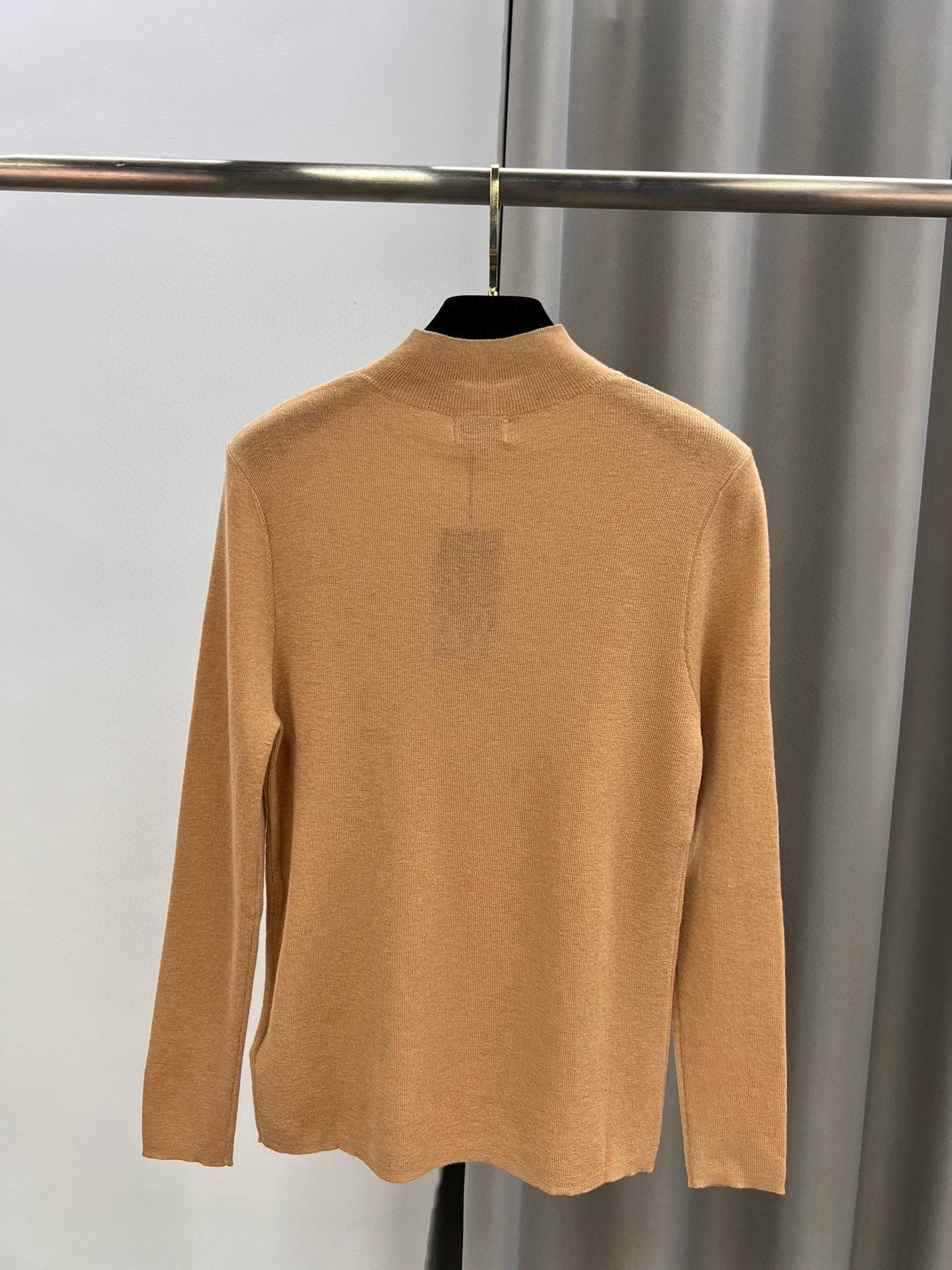 圣罗兰羊毛加真丝金属字母半高领内搭 修身套头长袖针织打底衫女秋 1、侧边订，颜色：黑色、白色、驼色、枣红