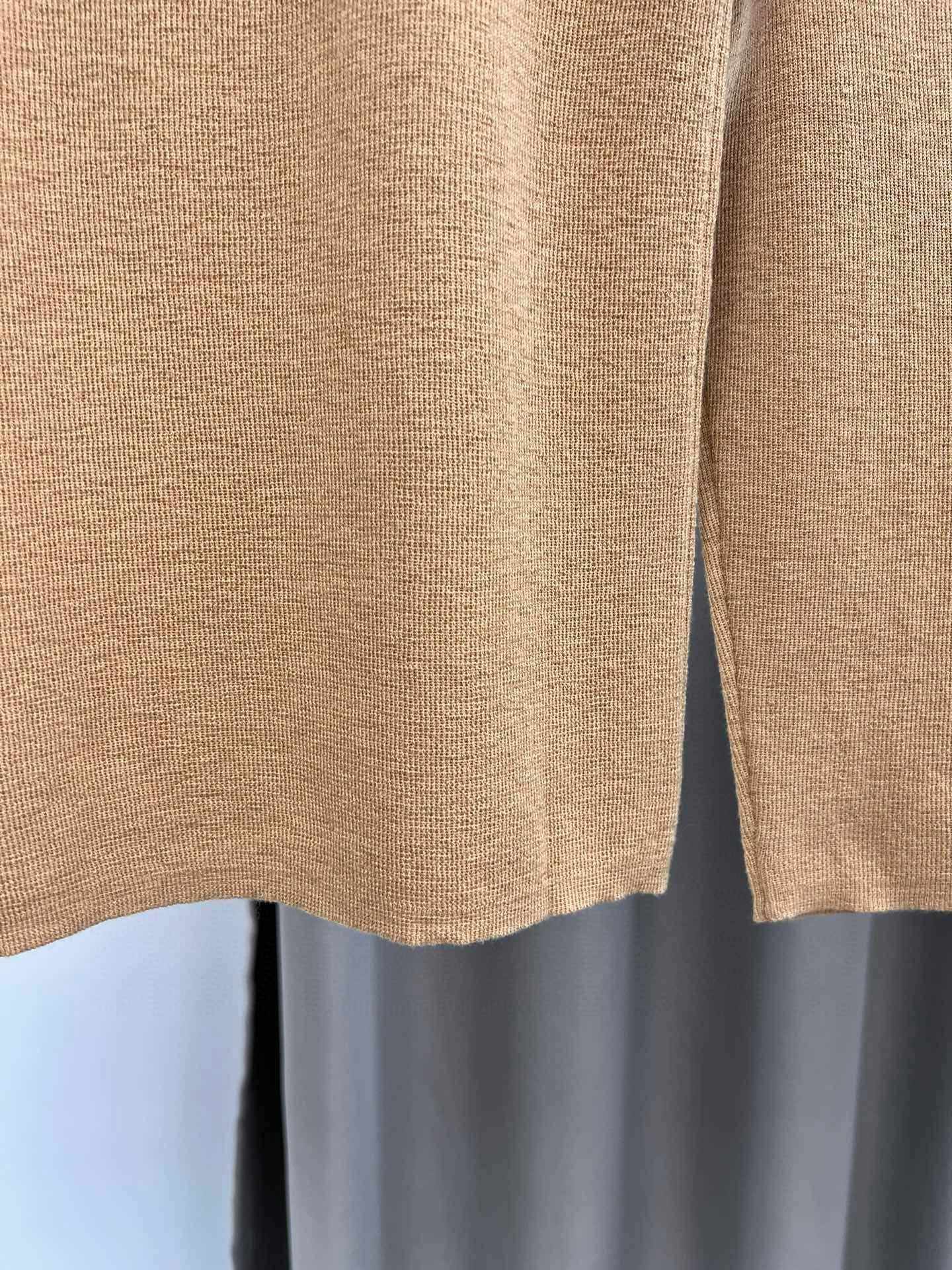 圣罗兰羊毛加真丝金属字母半高领内搭 修身套头长袖针织打底衫女秋 1、侧边订，颜色：黑色、白色、驼色、枣红