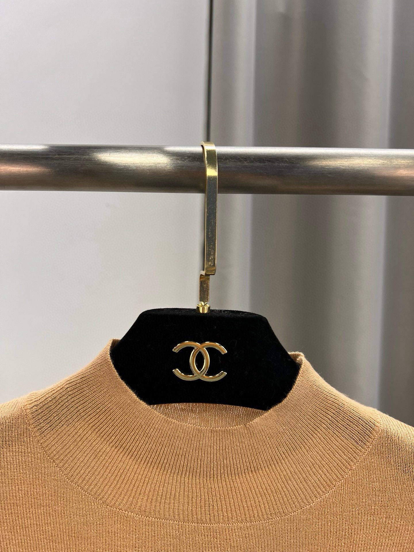 圣罗兰羊毛加真丝金属字母半高领内搭 修身套头长袖针织打底衫女秋 1、侧边订，颜色：黑色、白色、驼色、枣红