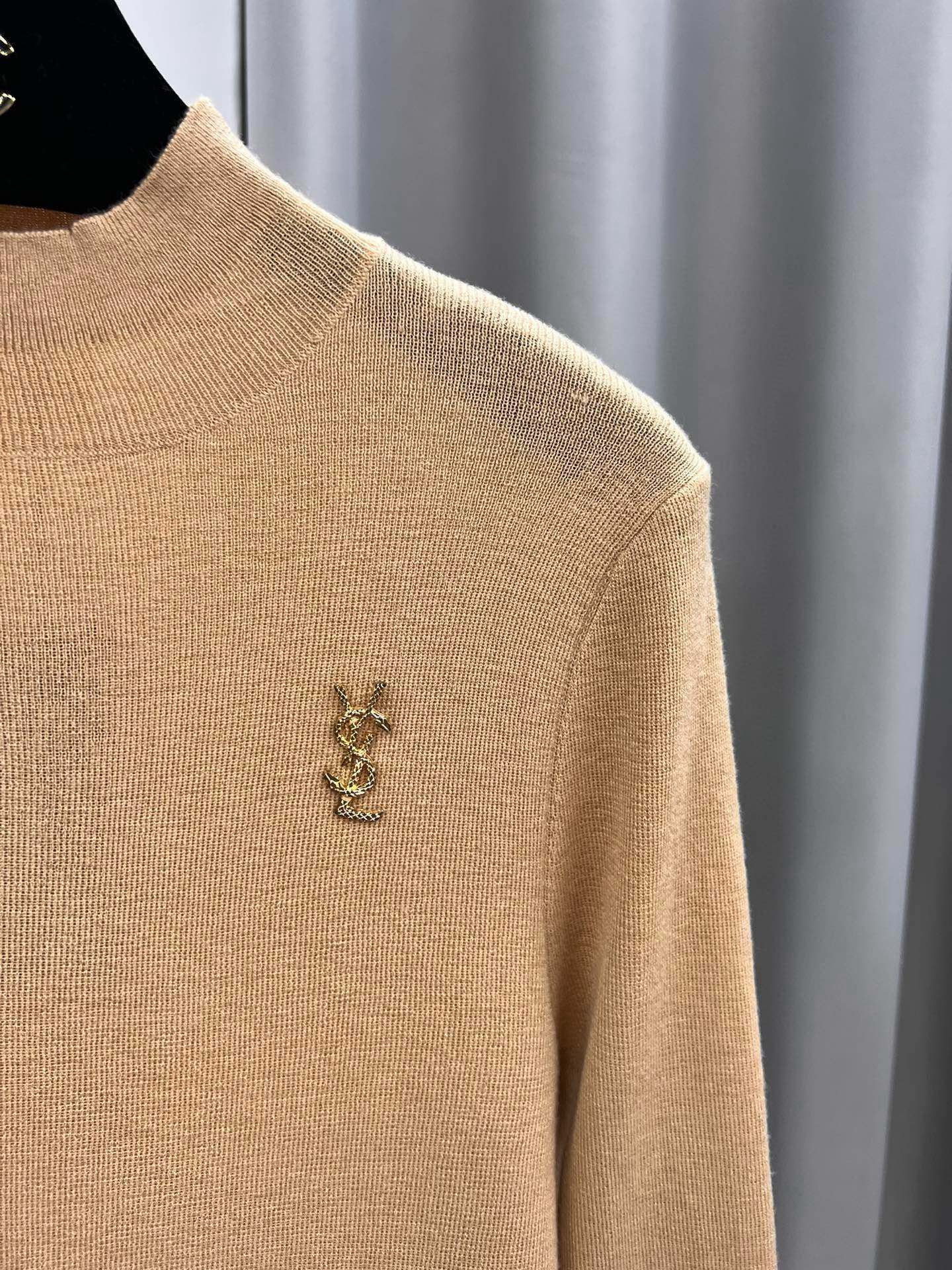 圣罗兰羊毛加真丝金属字母半高领内搭 修身套头长袖针织打底衫女秋 1、侧边订，颜色：黑色、白色、驼色、枣红