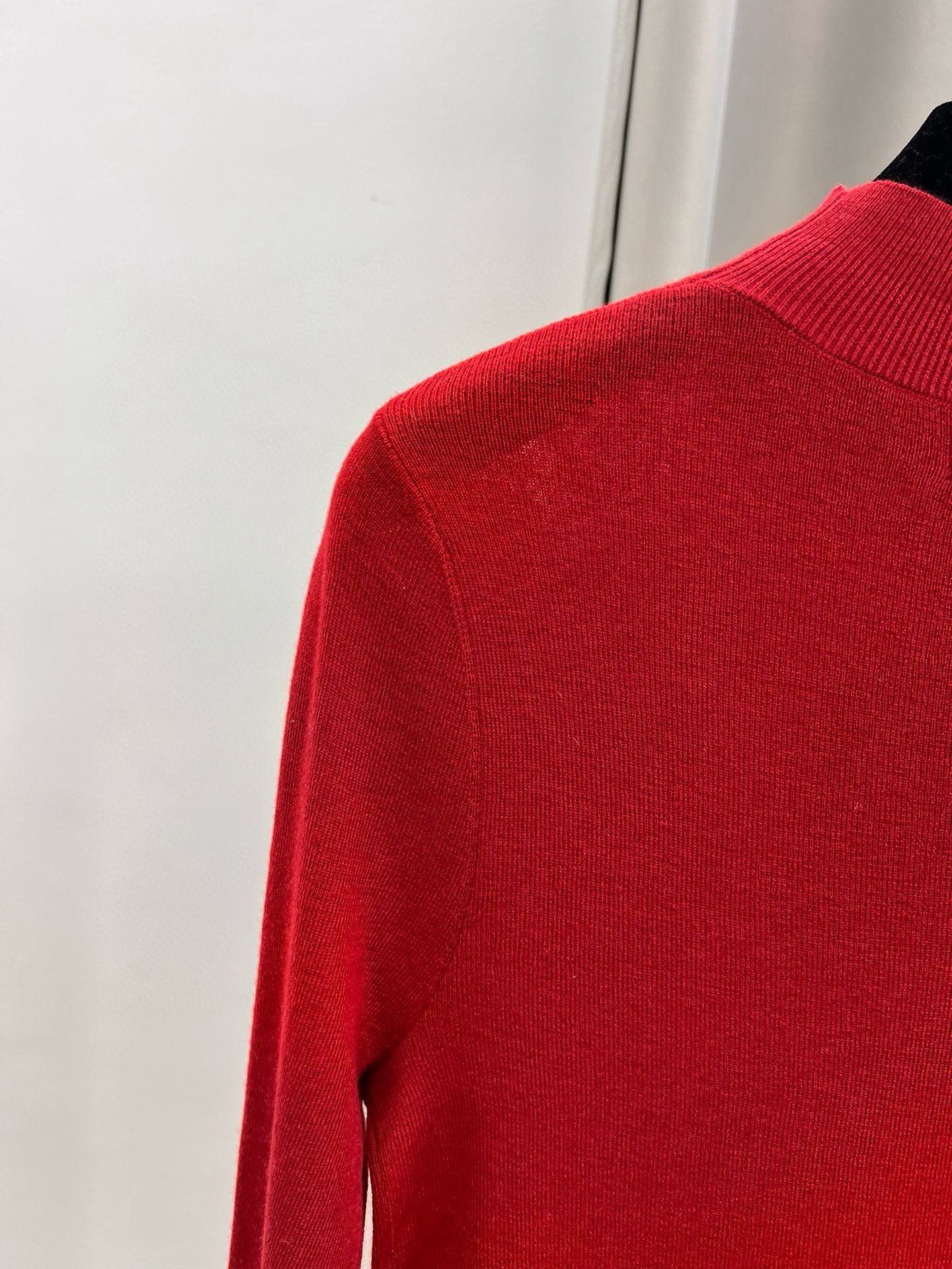 圣罗兰羊毛加真丝金属字母半高领内搭 修身套头长袖针织打底衫女秋 1、侧边订，颜色：黑色、白色、驼色、枣红