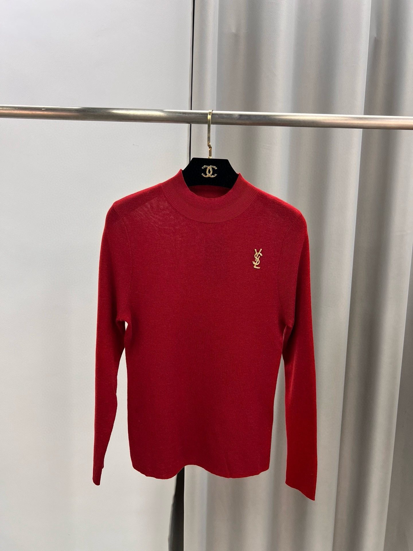 圣罗兰羊毛加真丝金属字母半高领内搭 修身套头长袖针织打底衫女秋 1、侧边订，颜色：黑色、白色、驼色、枣红