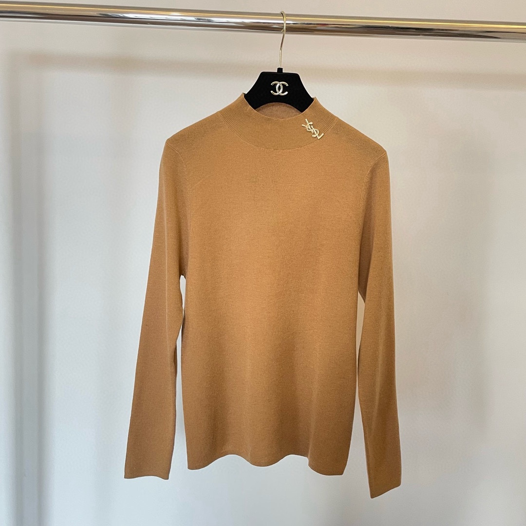 圣罗兰羊毛加真丝金属字母半高领内搭 修身套头长袖针织打底衫女秋 1、领边订，颜色：黑色、白色、驼色、枣红