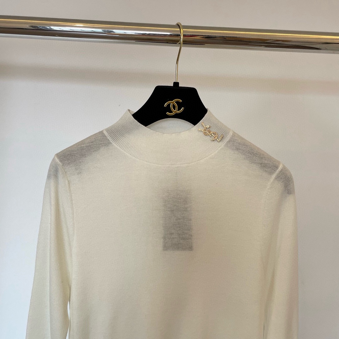 圣罗兰羊毛加真丝金属字母半高领内搭 修身套头长袖针织打底衫女秋 1、领边订，颜色：黑色、白色、驼色、枣红