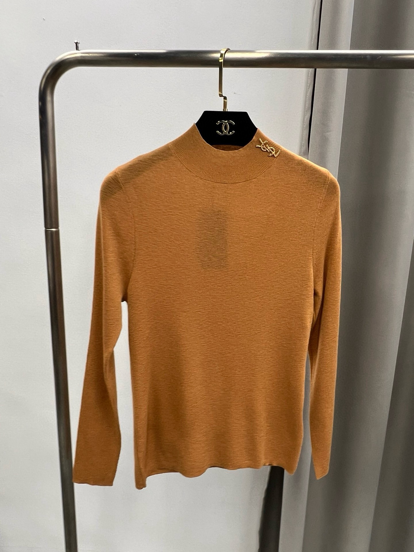 圣罗兰羊毛加真丝金属字母半高领内搭 修身套头长袖针织打底衫女秋 1、领边订，颜色：黑色、白色、驼色、枣红