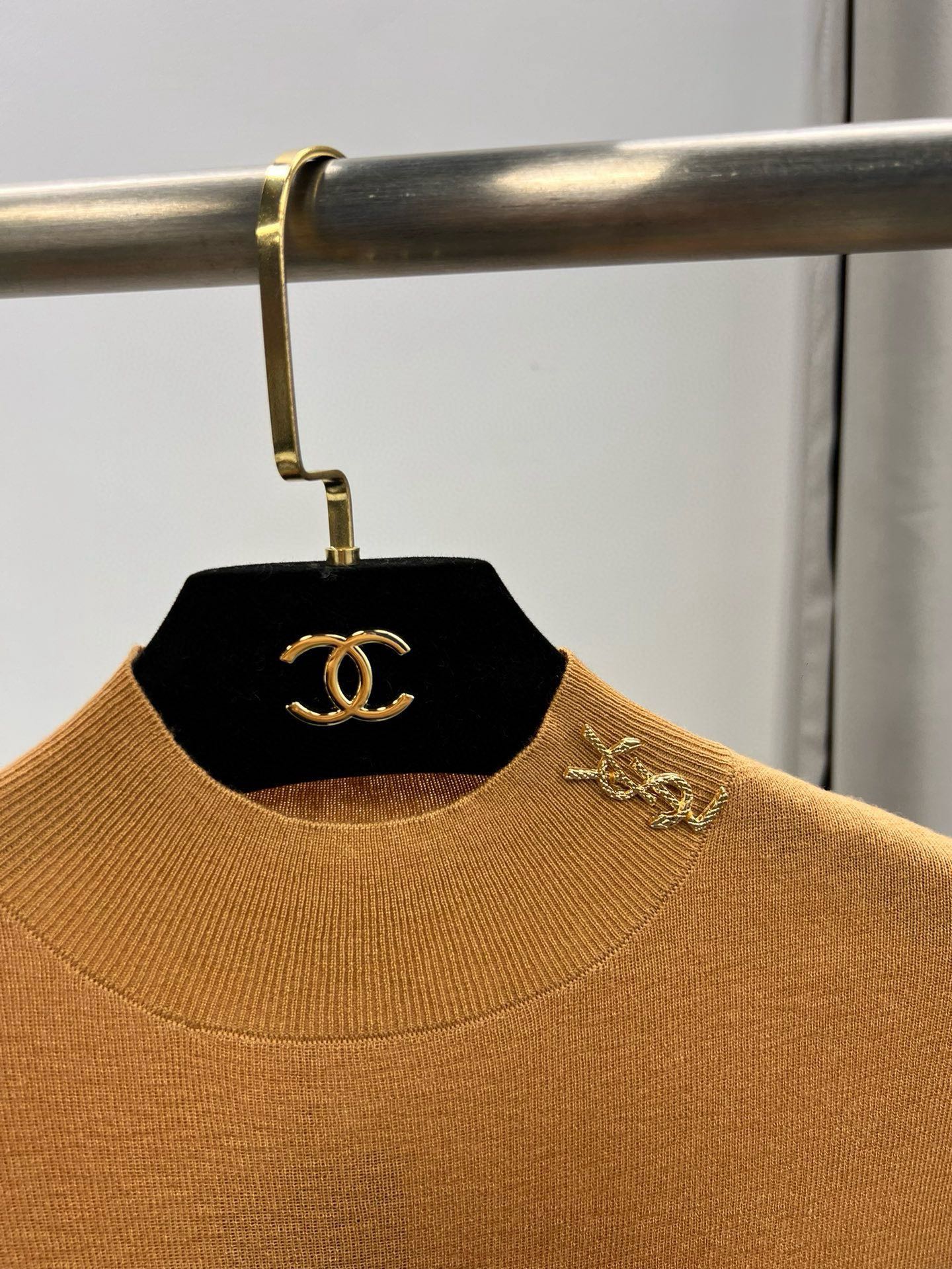 圣罗兰羊毛加真丝金属字母半高领内搭 修身套头长袖针织打底衫女秋 1、领边订，颜色：黑色、白色、驼色、枣红