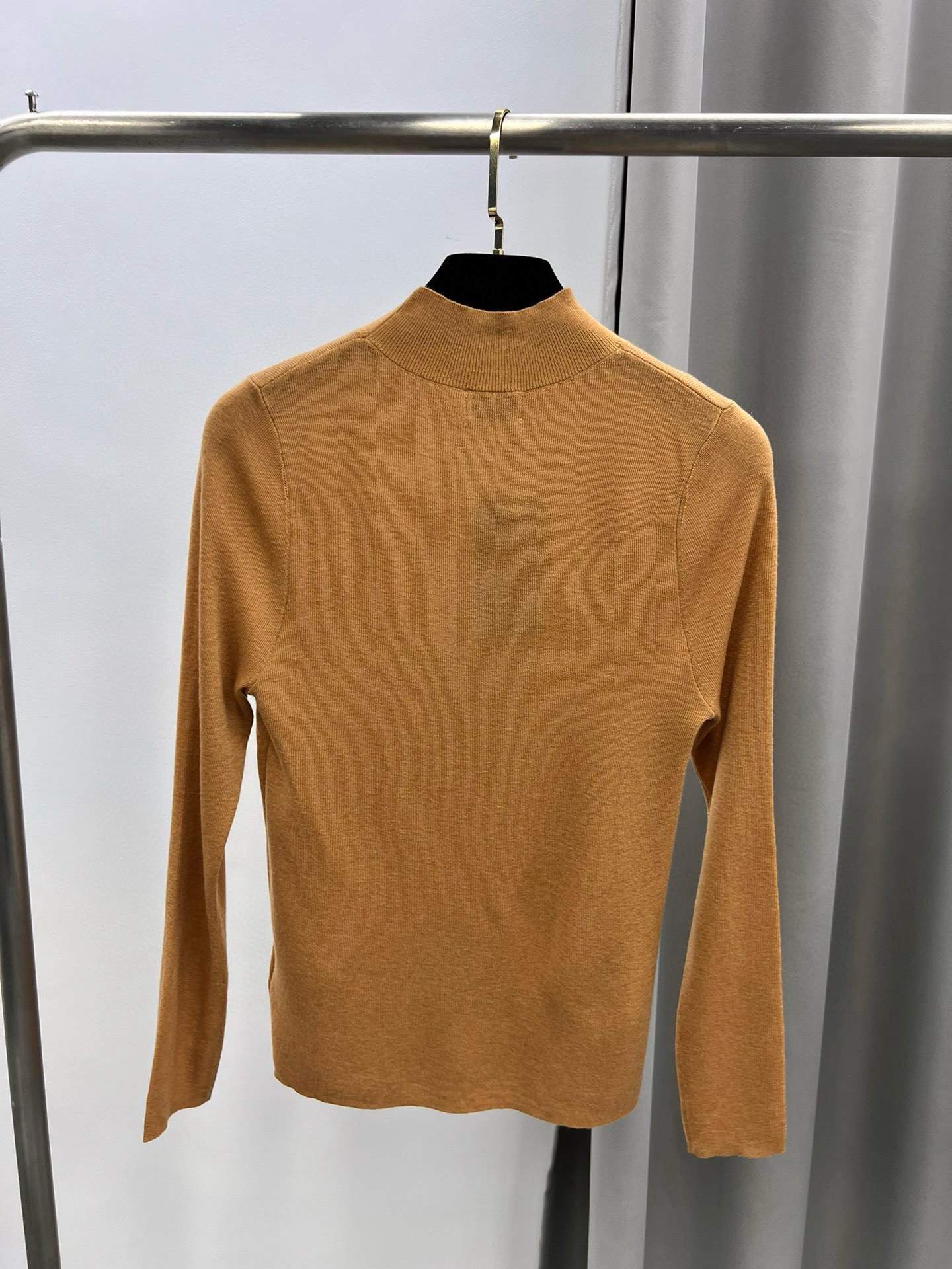 圣罗兰羊毛加真丝金属字母半高领内搭 修身套头长袖针织打底衫女秋 1、领边订，颜色：黑色、白色、驼色、枣红