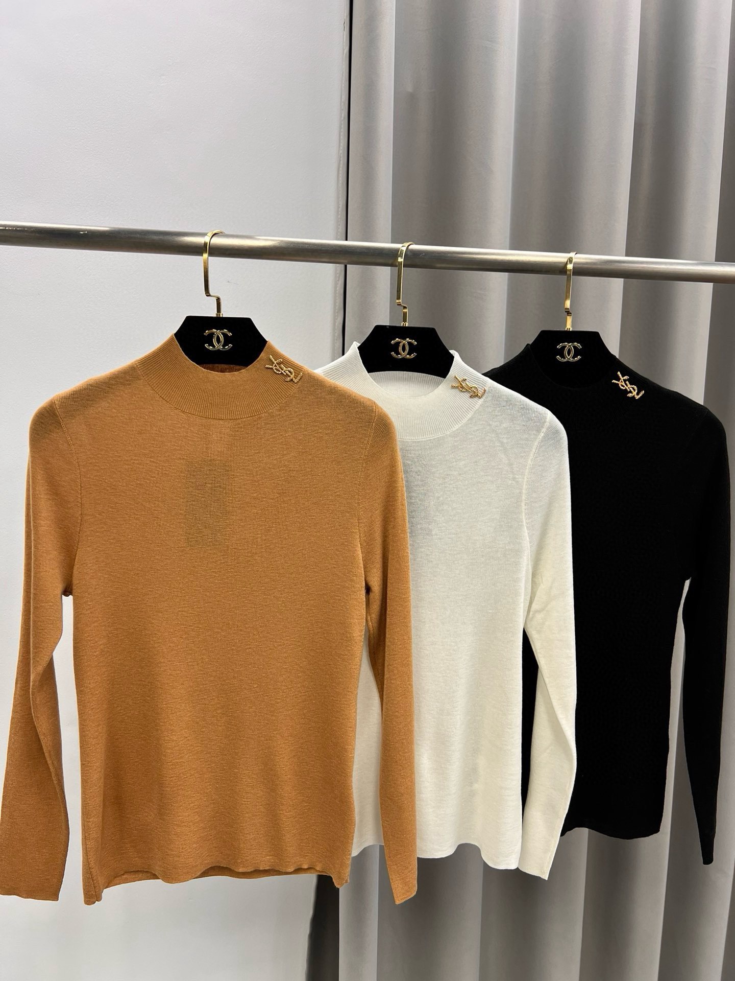 圣罗兰羊毛加真丝金属字母半高领内搭 修身套头长袖针织打底衫女秋 1、领边订，颜色：黑色、白色、驼色、枣红