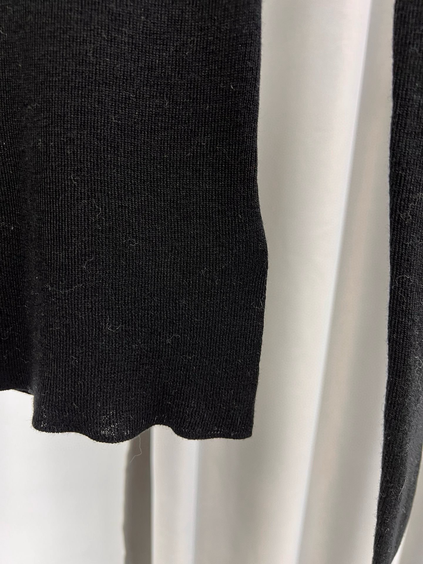 圣罗兰羊毛加真丝金属字母半高领内搭 修身套头长袖针织打底衫女秋 颜色：黑色／白色码数：S ～𠃊