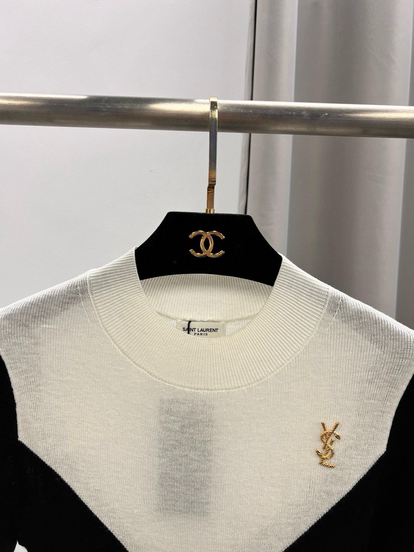 圣罗兰羊毛加真丝金属字母半高领内搭 修身套头长袖针织打底衫女秋 颜色：黑色／白色码数：S ～𠃊