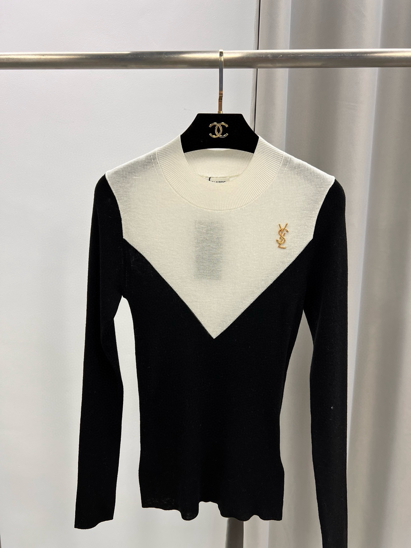 圣罗兰羊毛加真丝金属字母半高领内搭 修身套头长袖针织打底衫女秋 颜色：黑色／白色码数：S ～𠃊