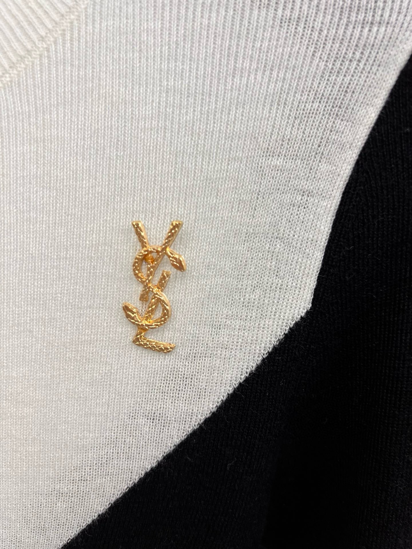 圣罗兰羊毛加真丝金属字母半高领内搭 修身套头长袖针织打底衫女秋 颜色：黑色／白色码数：S ～𠃊