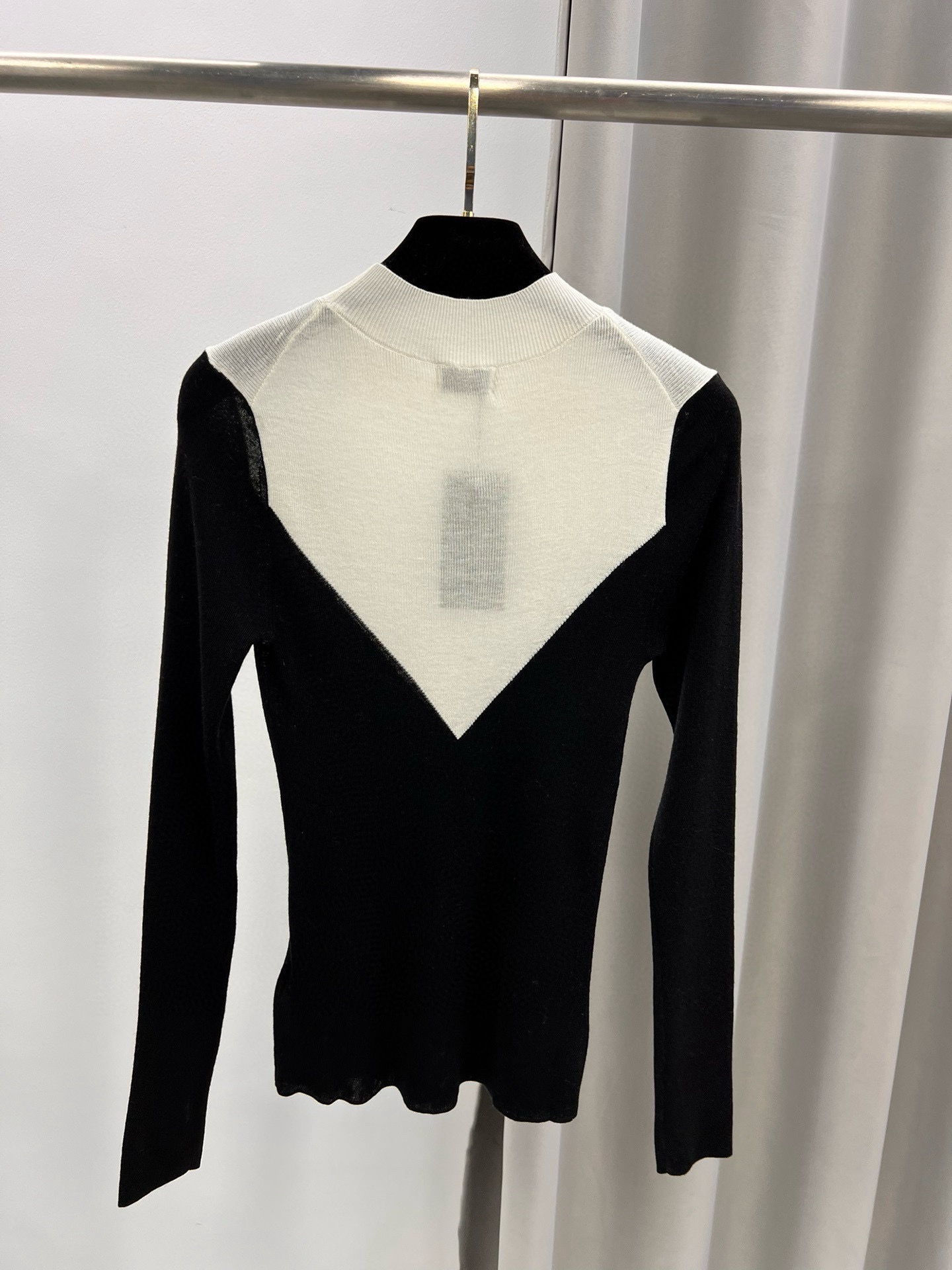 圣罗兰羊毛加真丝金属字母半高领内搭 修身套头长袖针织打底衫女秋 颜色：黑色／白色码数：S ～𠃊