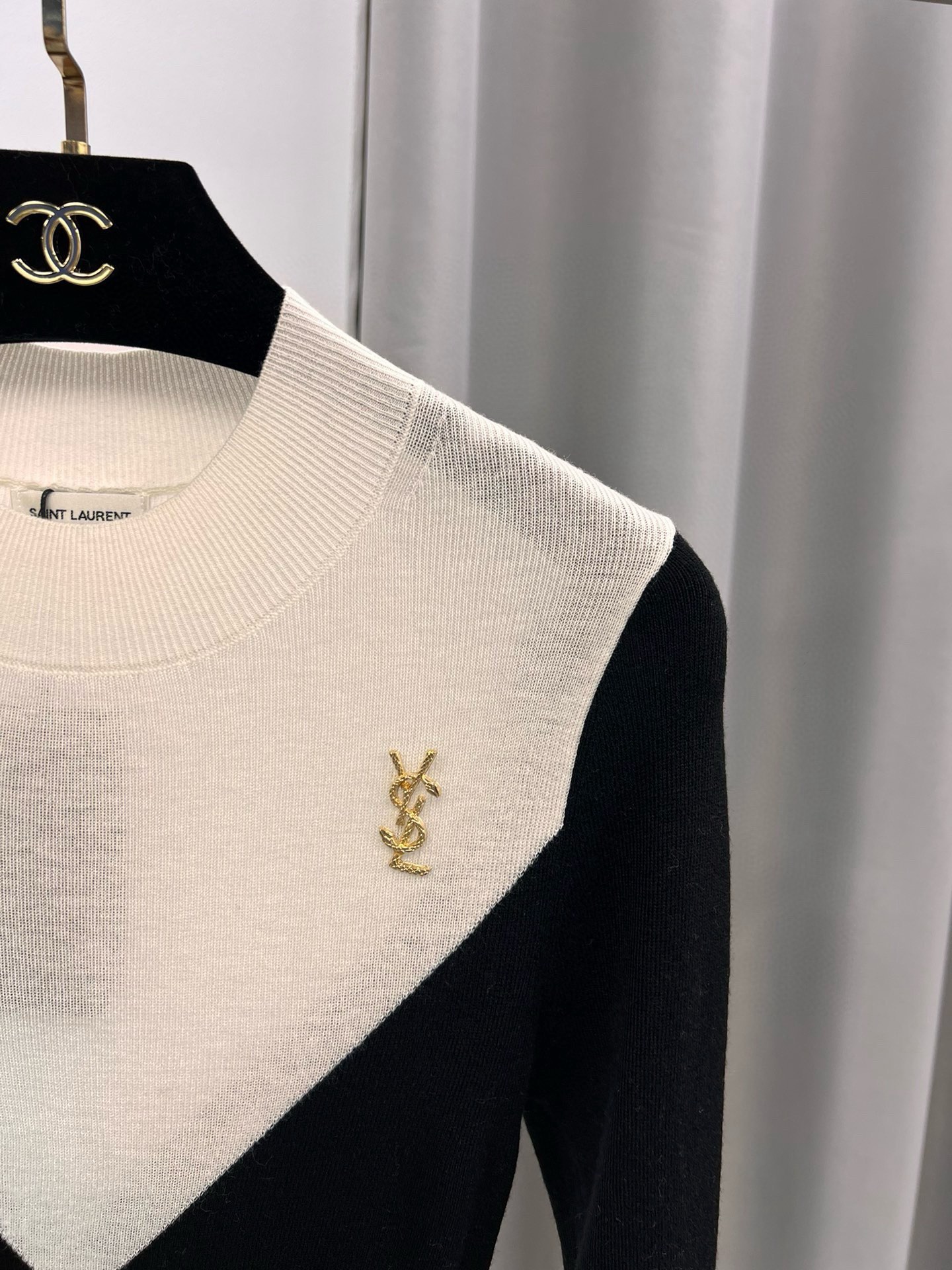 圣罗兰羊毛加真丝金属字母半高领内搭 修身套头长袖针织打底衫女秋 颜色：黑色／白色码数：S ～𠃊