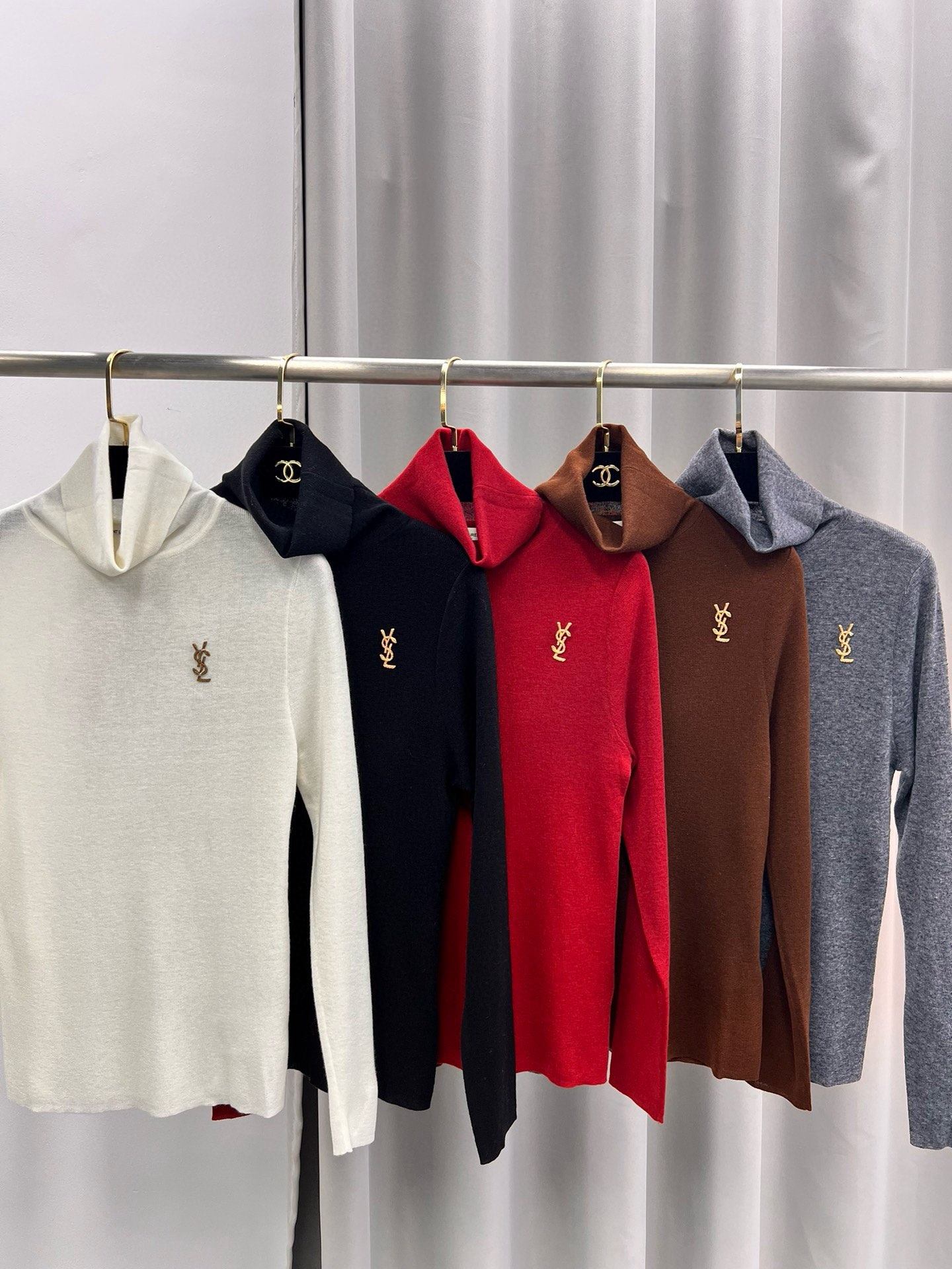 圣罗兰羊毛加真丝金属字母高领内搭 修身套头长袖针织打底衫女秋 颜色，白色、黑色、枣红，驼色、灰色码数：S