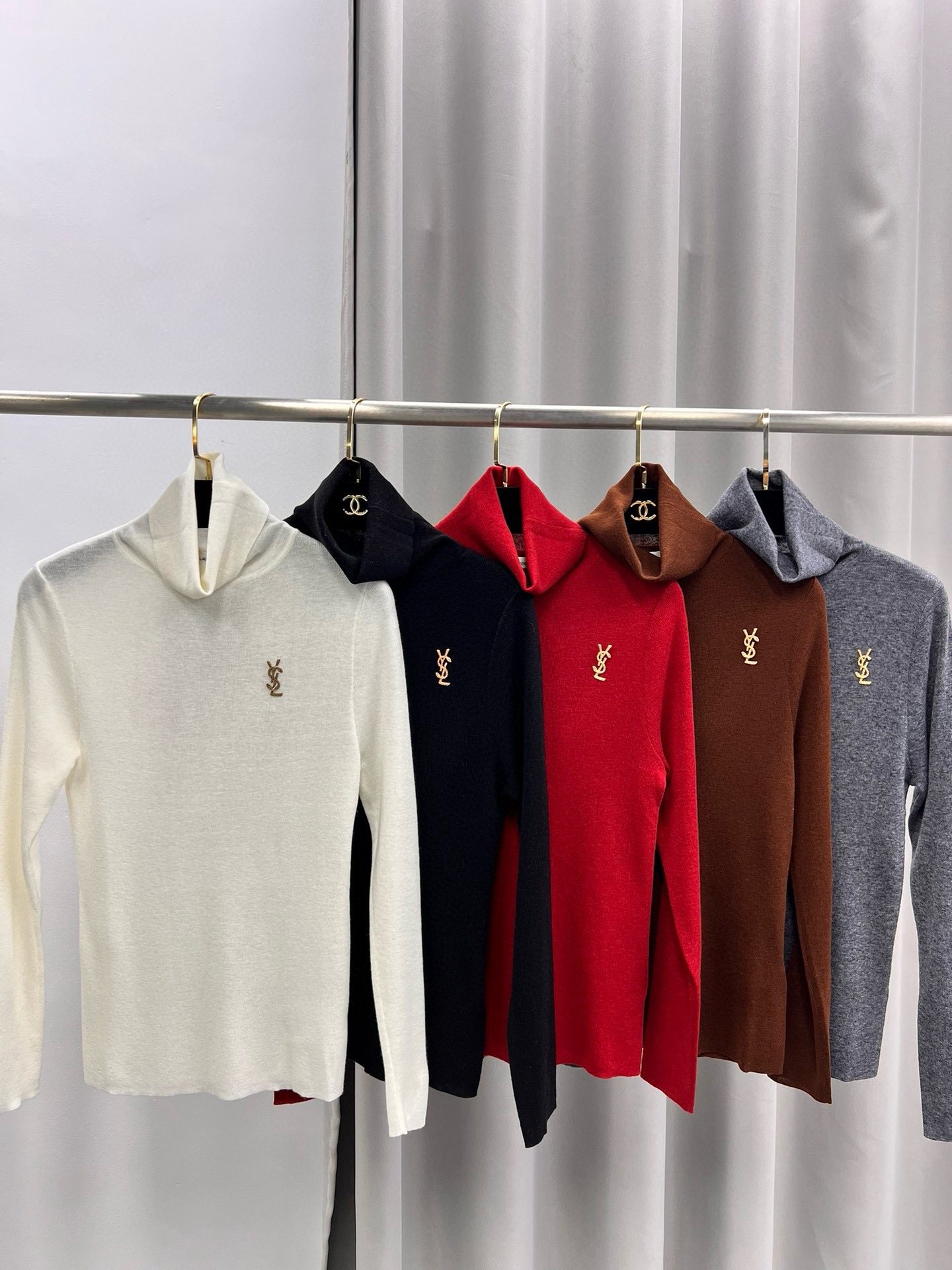 圣罗兰羊毛加真丝金属字母高领内搭 修身套头长袖针织打底衫女秋 颜色，白色、黑色、枣红，驼色、灰色码数：S