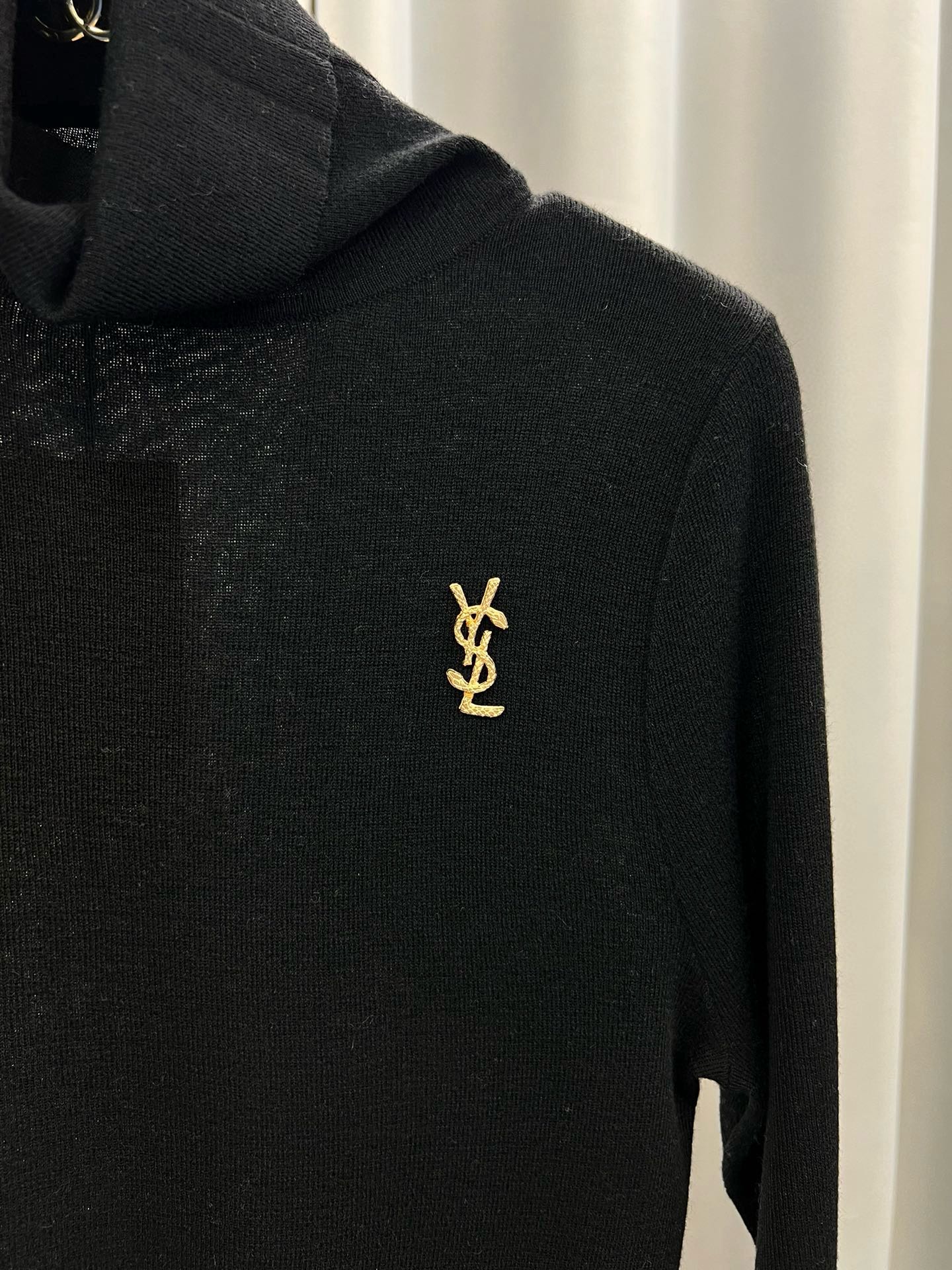 圣罗兰羊毛加真丝金属字母高领内搭 修身套头长袖针织打底衫女秋 颜色，白色、黑色、枣红，驼色、灰色码数：S