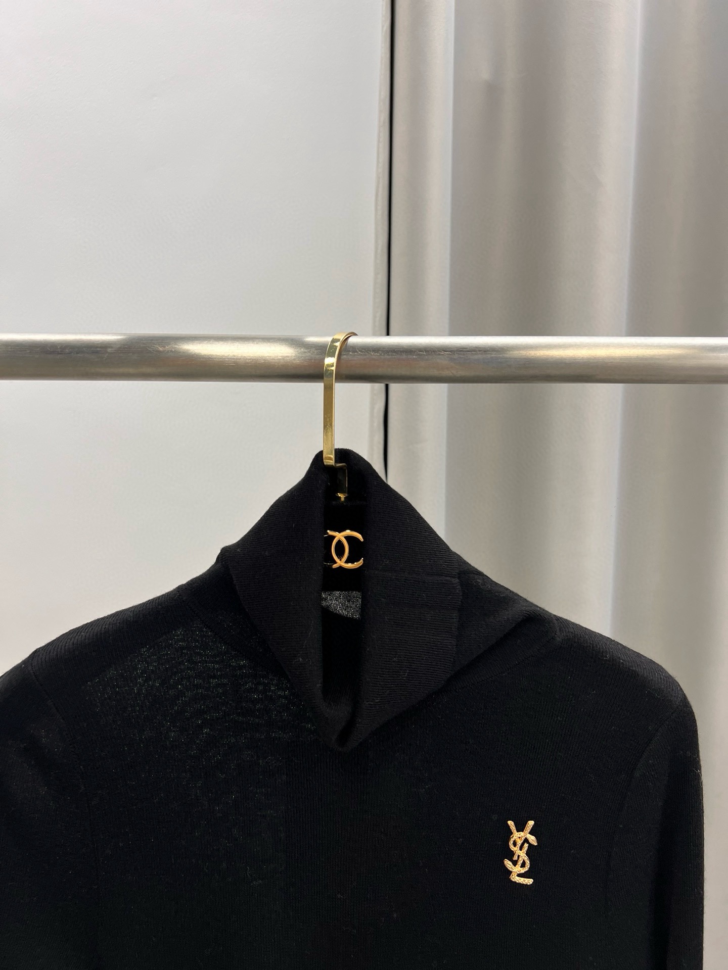 圣罗兰羊毛加真丝金属字母高领内搭 修身套头长袖针织打底衫女秋 颜色，白色、黑色、枣红，驼色、灰色码数：S