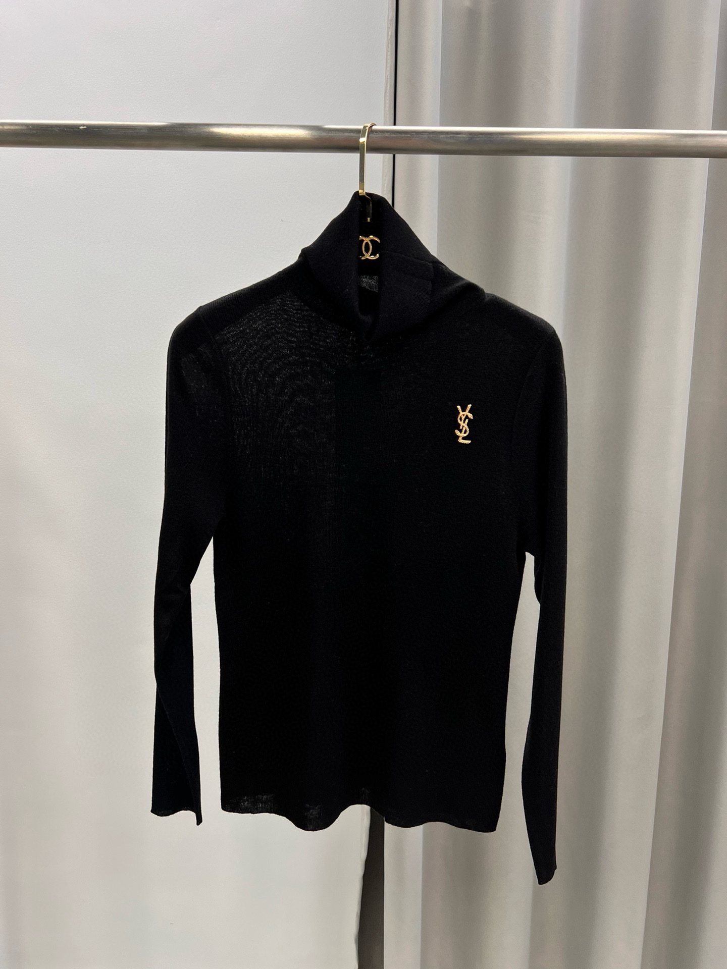 圣罗兰羊毛加真丝金属字母高领内搭 修身套头长袖针织打底衫女秋 颜色，白色、黑色、枣红，驼色、灰色码数：S