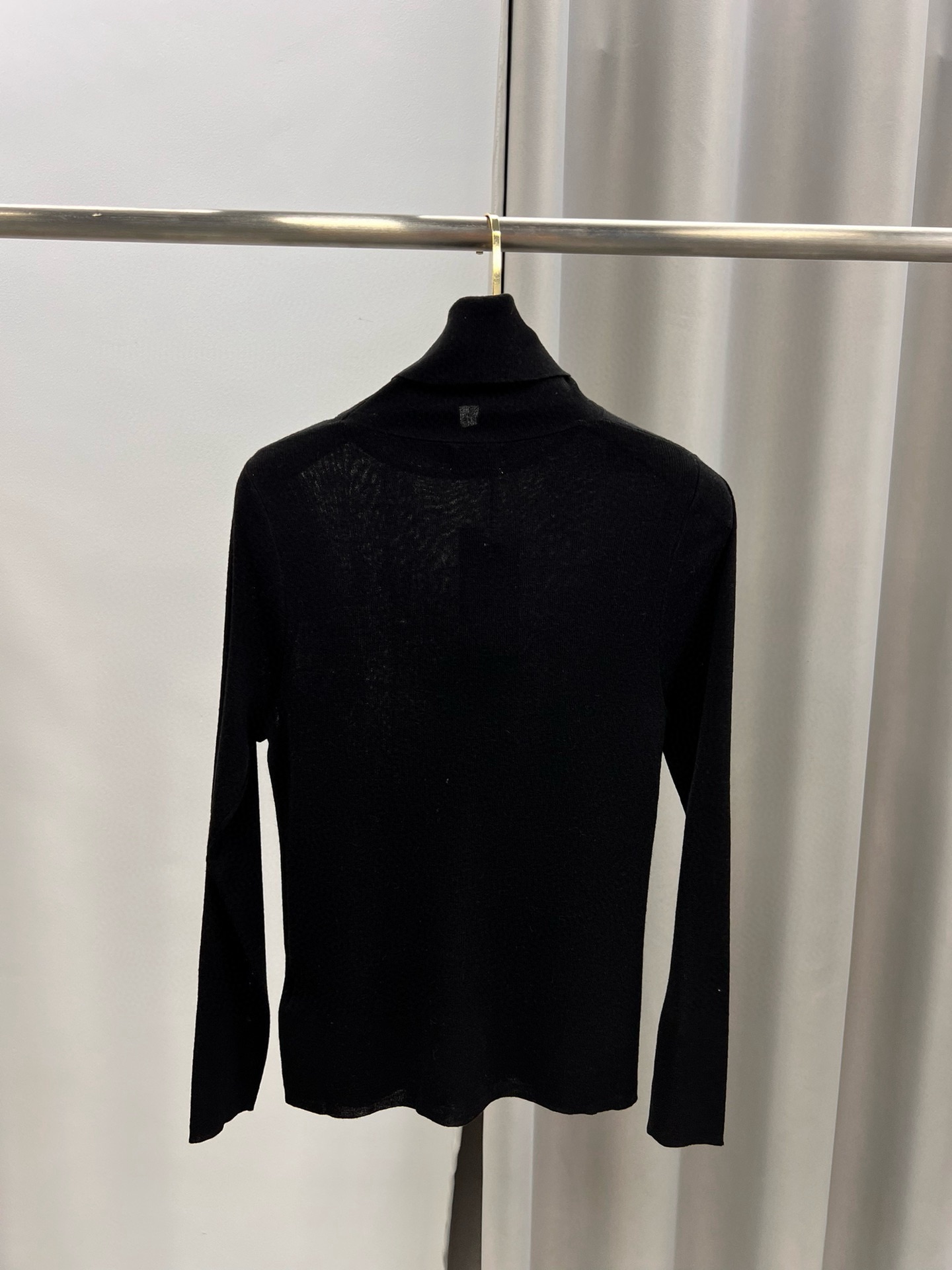 圣罗兰羊毛加真丝金属字母高领内搭 修身套头长袖针织打底衫女秋 颜色，白色、黑色、枣红，驼色、灰色码数：S