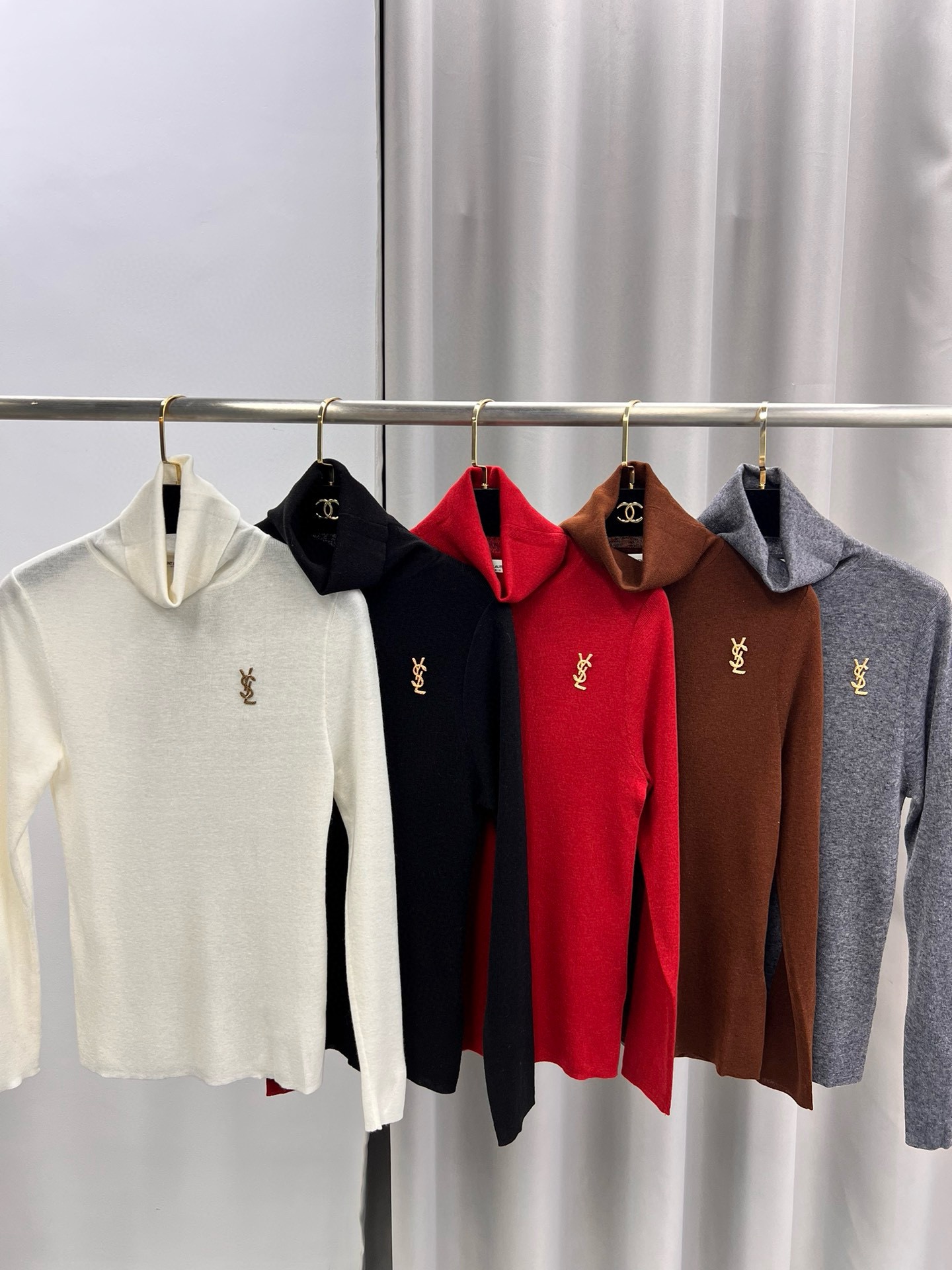 圣罗兰羊毛加真丝金属字母高领内搭 修身套头长袖针织打底衫女秋 颜色，白色、黑色、枣红，驼色、灰色码数：S