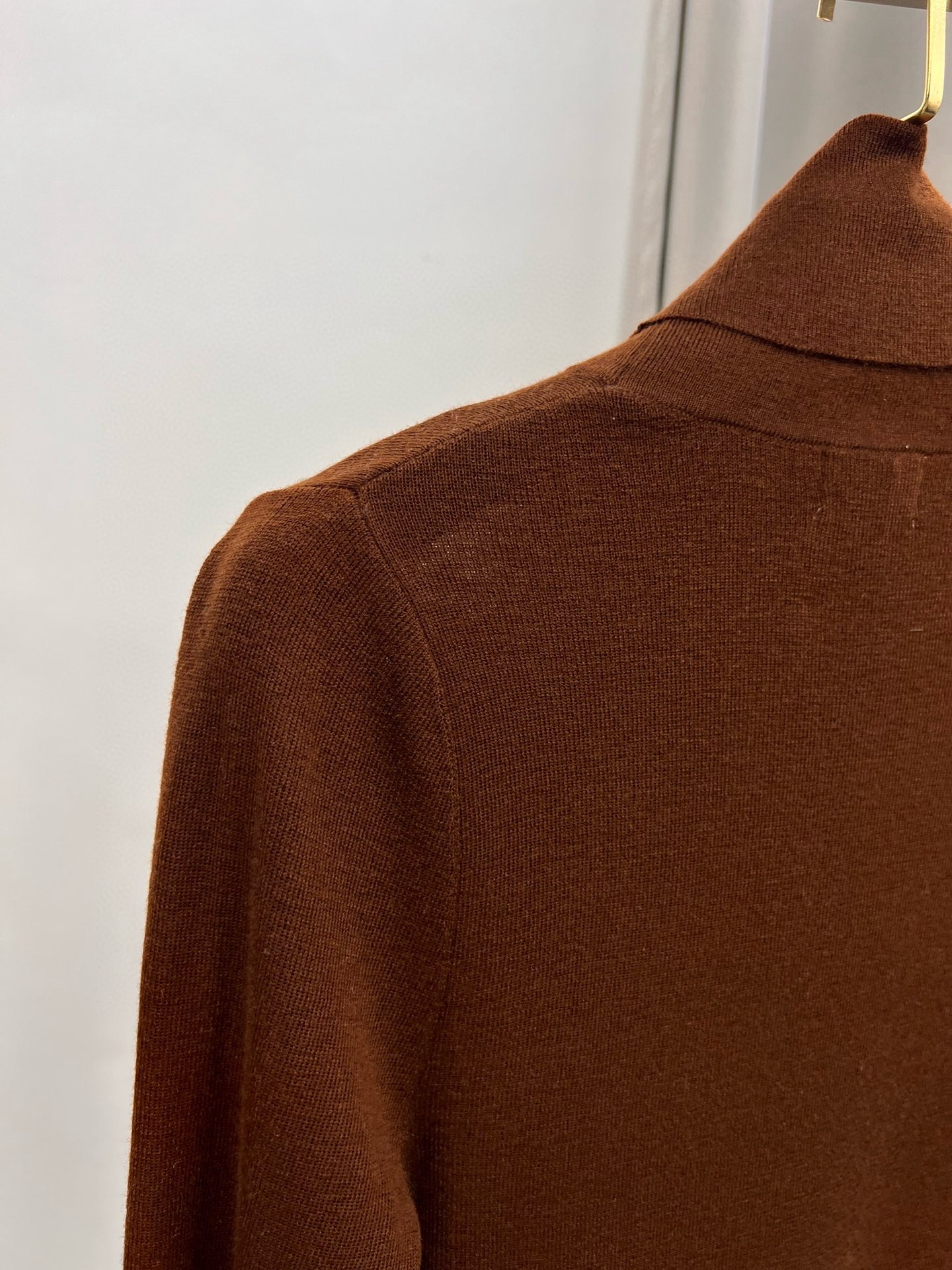 圣罗兰羊毛加真丝金属字母高领内搭 修身套头长袖针织打底衫女秋 颜色，白色、黑色、枣红，驼色、灰色码数：S