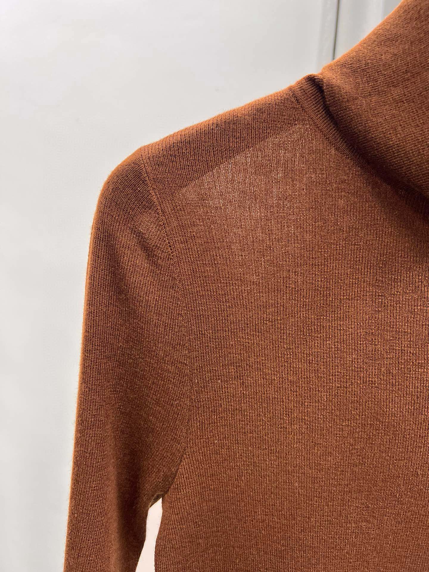 圣罗兰羊毛加真丝金属字母高领内搭 修身套头长袖针织打底衫女秋 颜色，白色、黑色、枣红，驼色、灰色码数：S