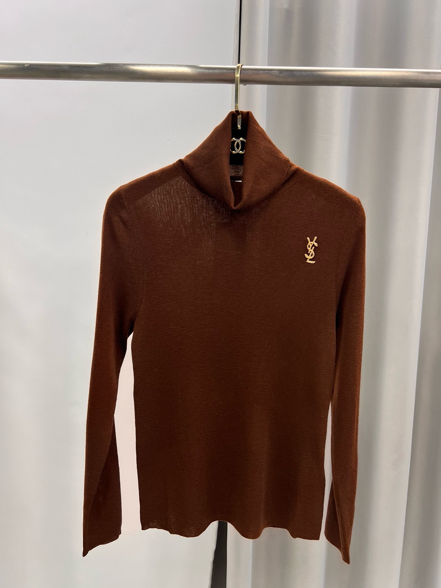 圣罗兰羊毛加真丝金属字母高领内搭 修身套头长袖针织打底衫女秋 颜色，白色、黑色、枣红，驼色、灰色码数：S