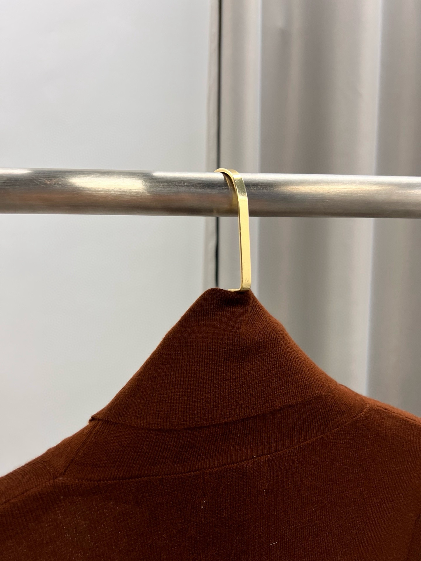 圣罗兰羊毛加真丝金属字母高领内搭 修身套头长袖针织打底衫女秋 颜色，白色、黑色、枣红，驼色、灰色码数：S