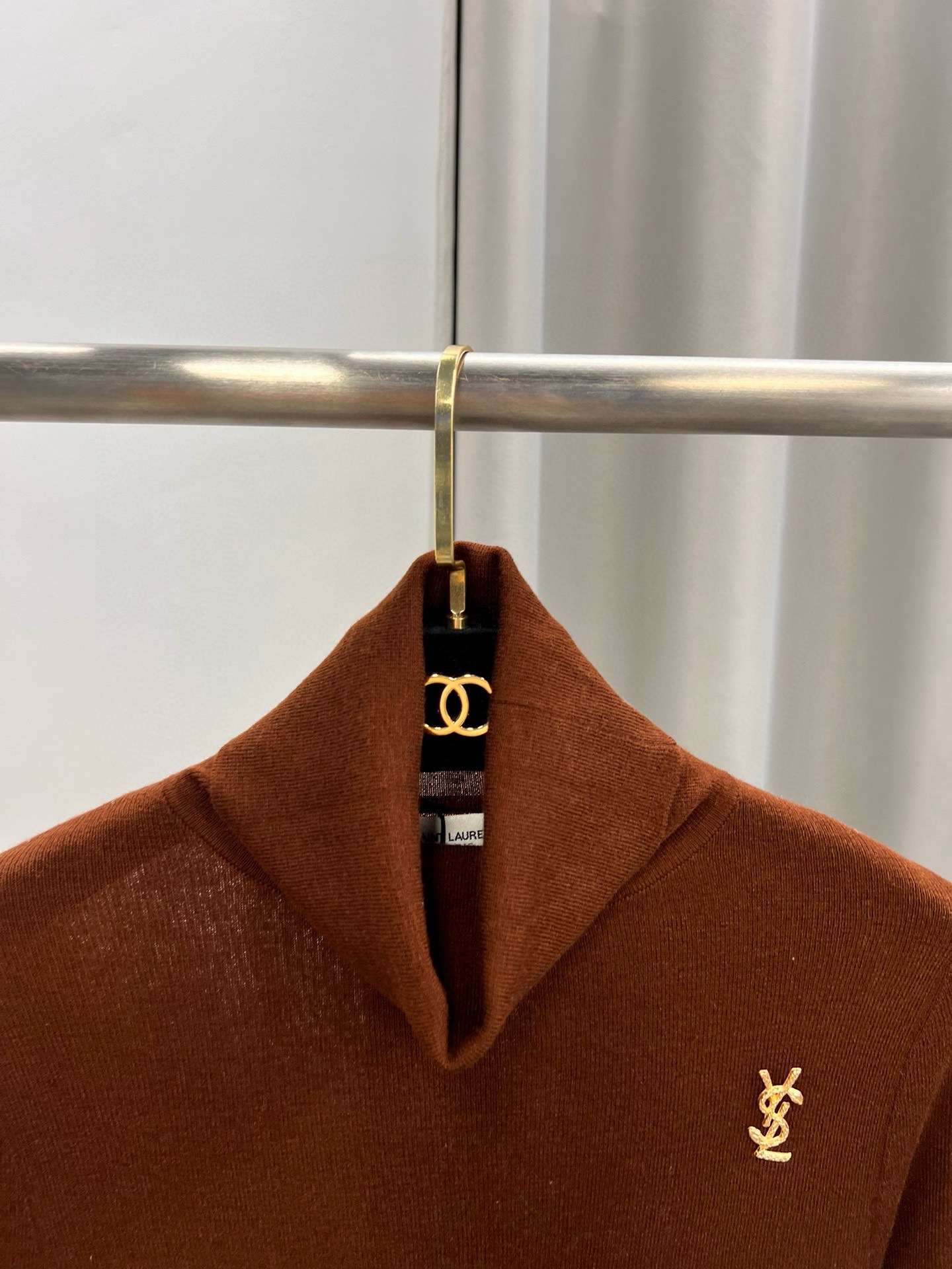 圣罗兰羊毛加真丝金属字母高领内搭 修身套头长袖针织打底衫女秋 颜色，白色、黑色、枣红，驼色、灰色码数：S