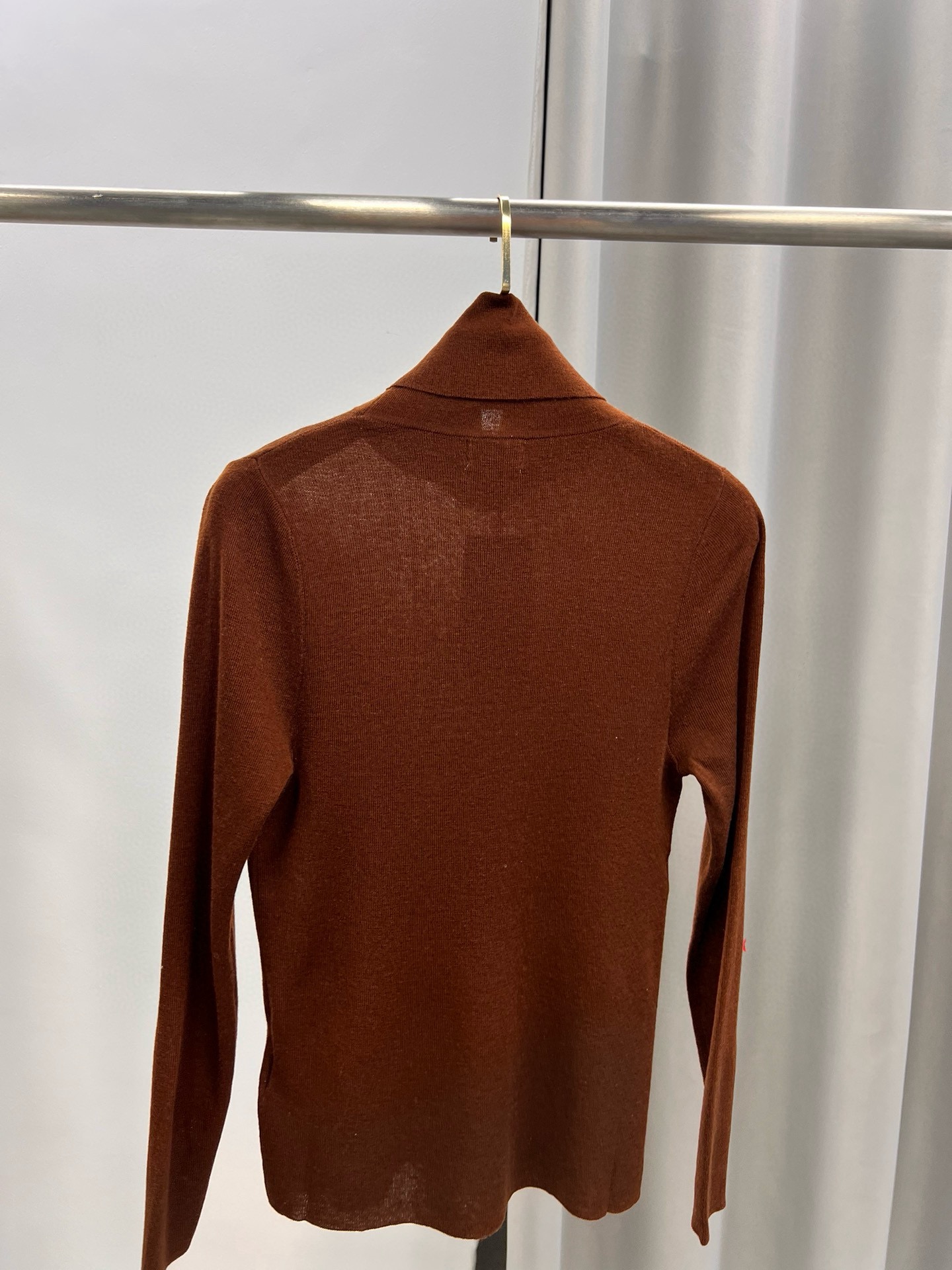 圣罗兰羊毛加真丝金属字母高领内搭 修身套头长袖针织打底衫女秋 颜色，白色、黑色、枣红，驼色、灰色码数：S