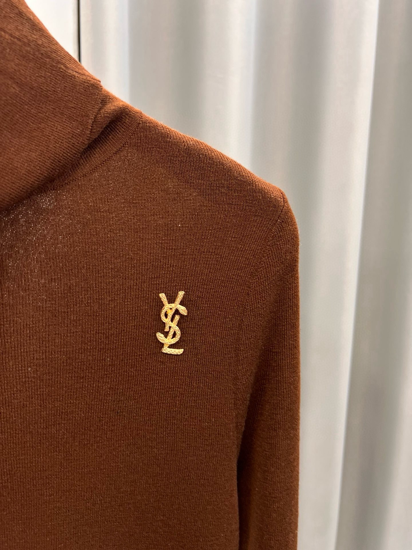 圣罗兰羊毛加真丝金属字母高领内搭 修身套头长袖针织打底衫女秋 颜色，白色、黑色、枣红，驼色、灰色码数：S