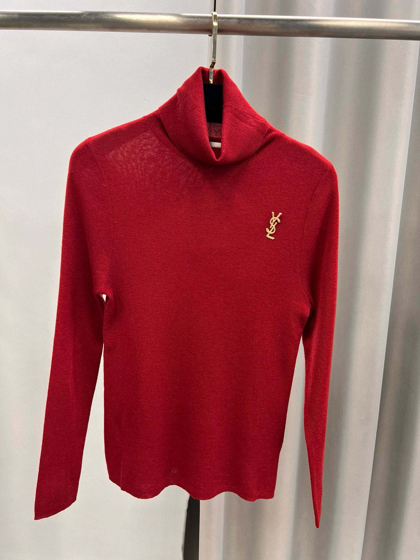 圣罗兰羊毛加真丝金属字母高领内搭 修身套头长袖针织打底衫女秋 颜色，白色、黑色、枣红，驼色、灰色码数：S