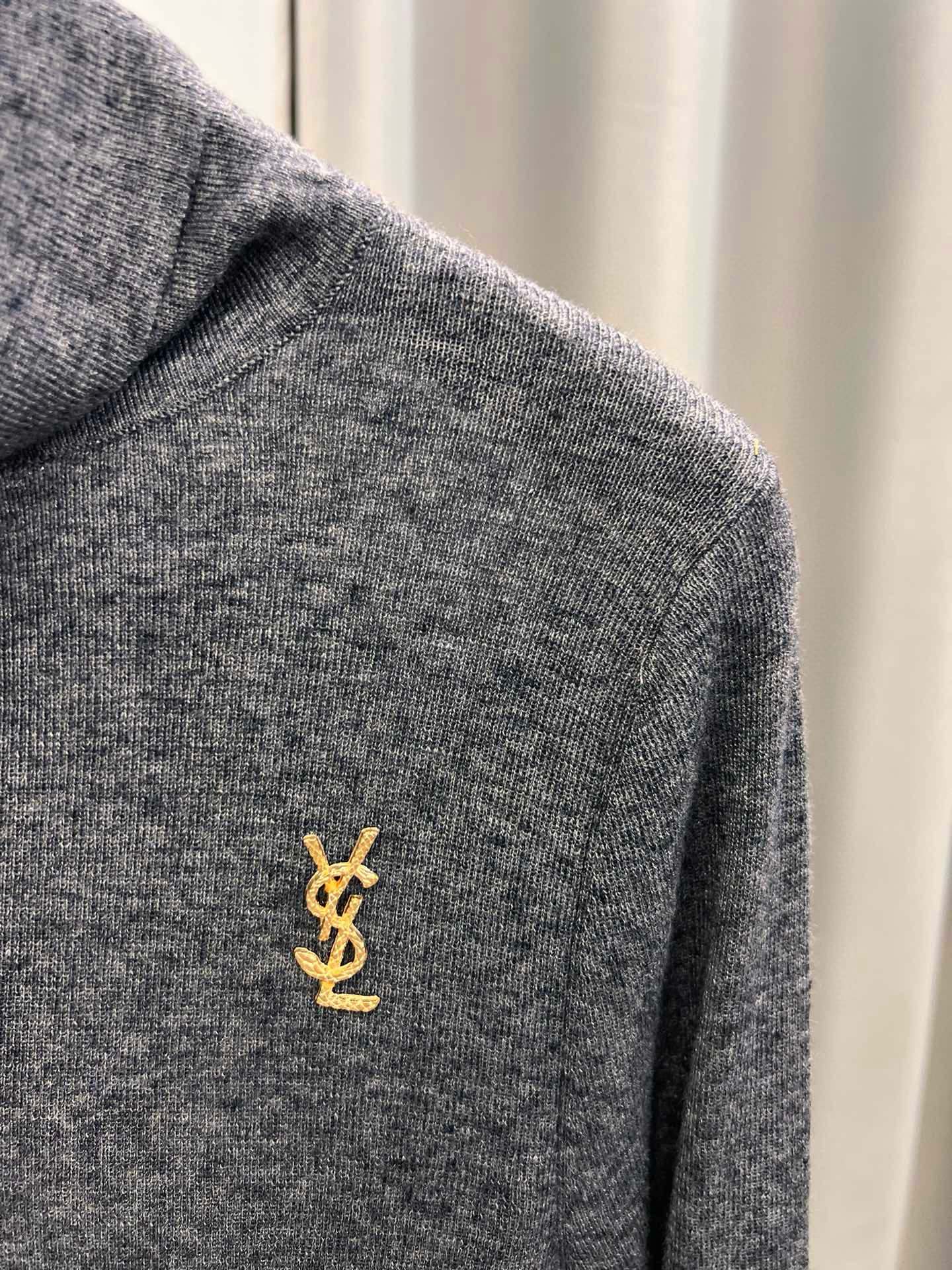 圣罗兰羊毛加真丝金属字母高领内搭 修身套头长袖针织打底衫女秋 颜色，白色、黑色、枣红，驼色、灰色码数：S