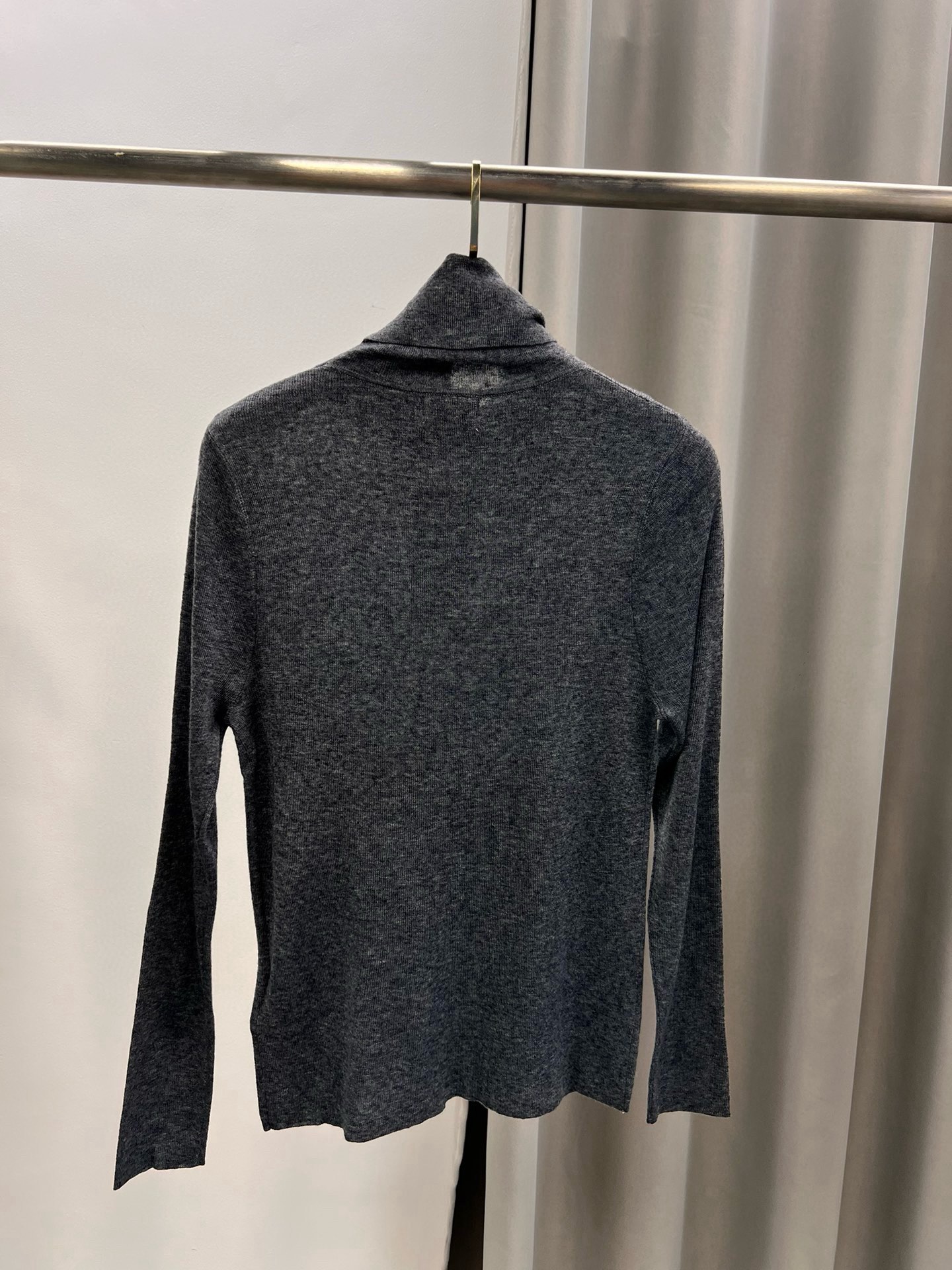 圣罗兰羊毛加真丝金属字母高领内搭 修身套头长袖针织打底衫女秋 颜色，白色、黑色、枣红，驼色、灰色码数：S