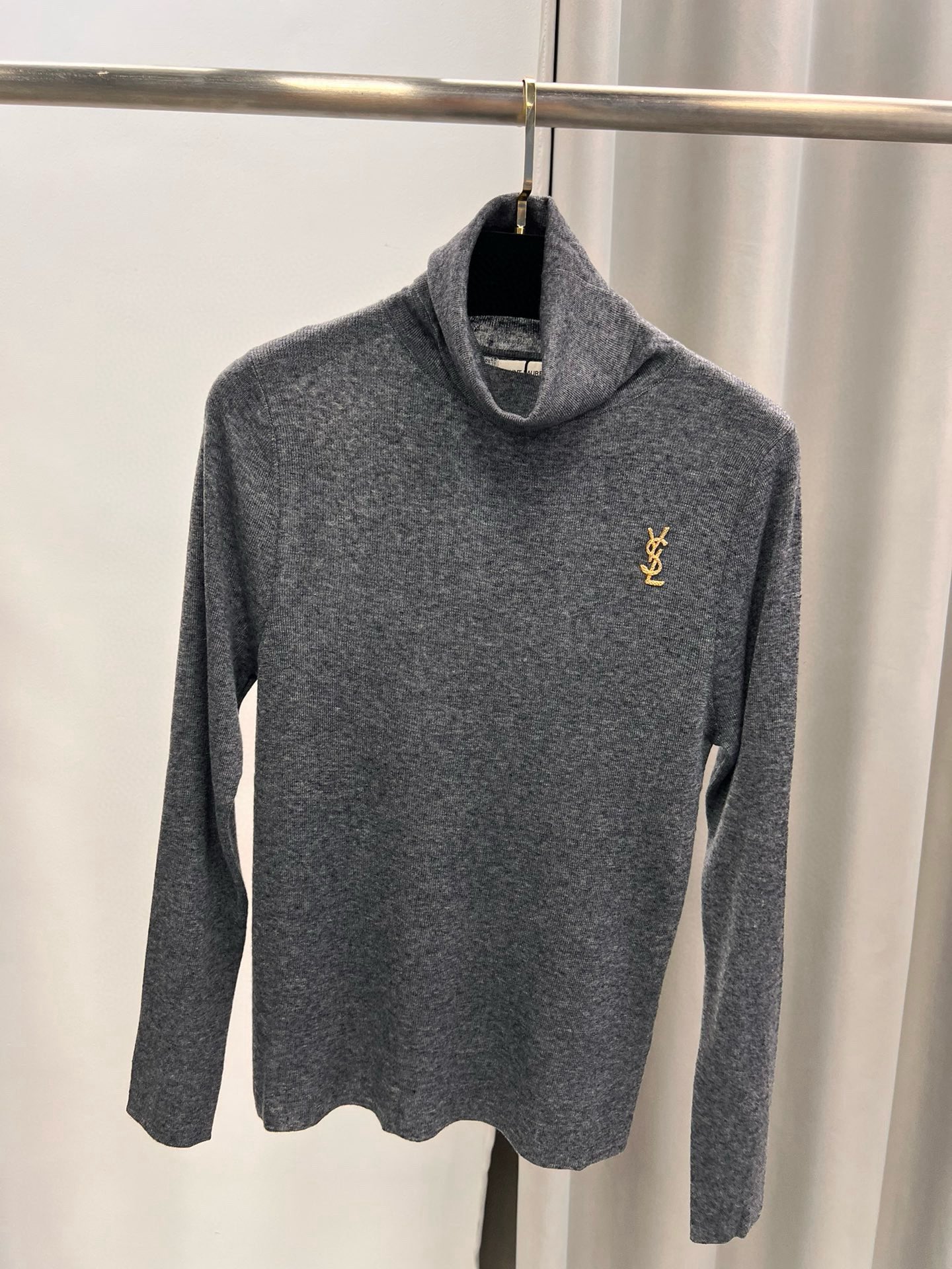 圣罗兰羊毛加真丝金属字母高领内搭 修身套头长袖针织打底衫女秋 颜色，白色、黑色、枣红，驼色、灰色码数：S