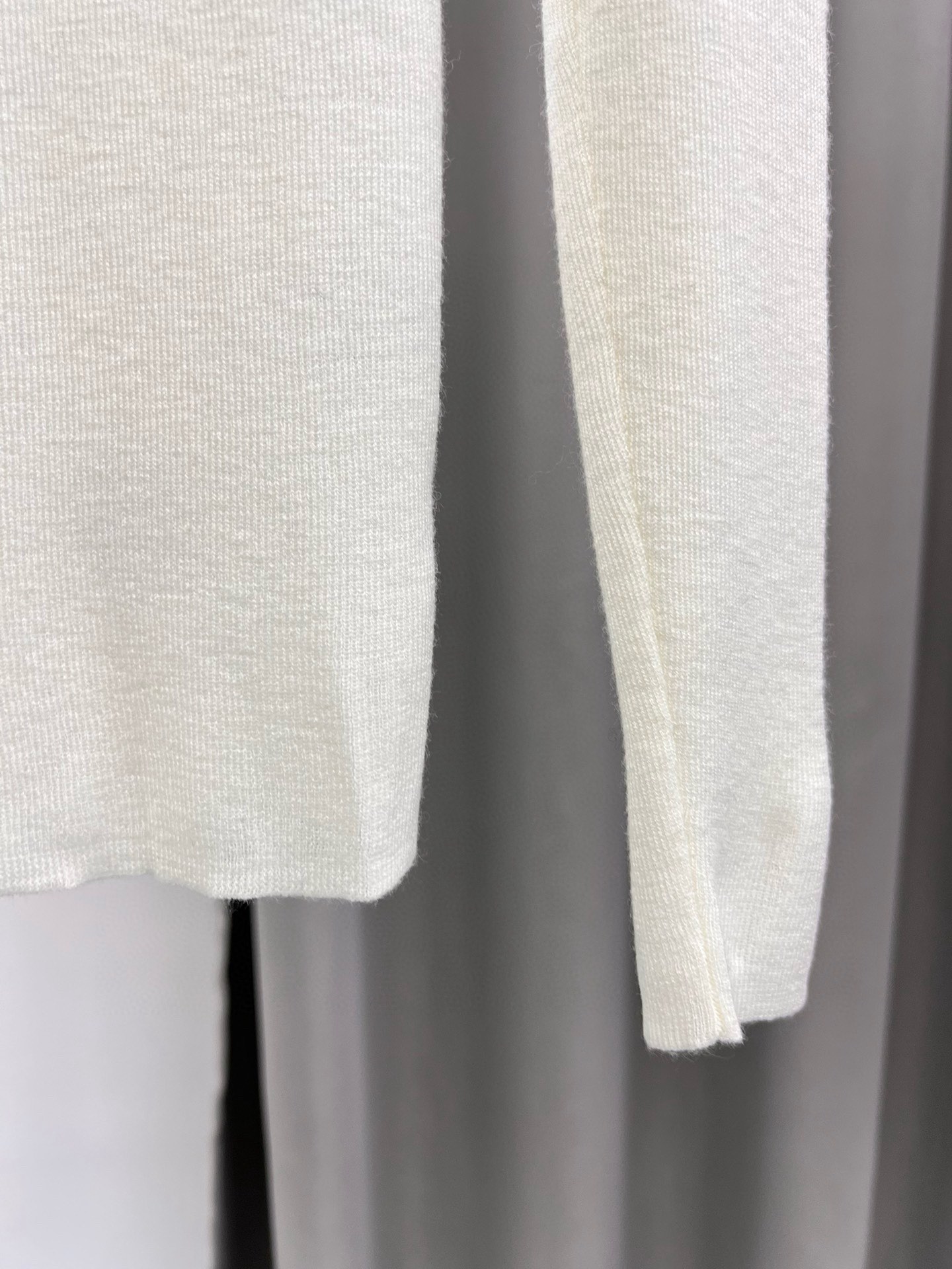 圣罗兰羊毛加真丝金属字母高领内搭 修身套头长袖针织打底衫女秋 颜色，白色、黑色、枣红，驼色、灰色码数：S