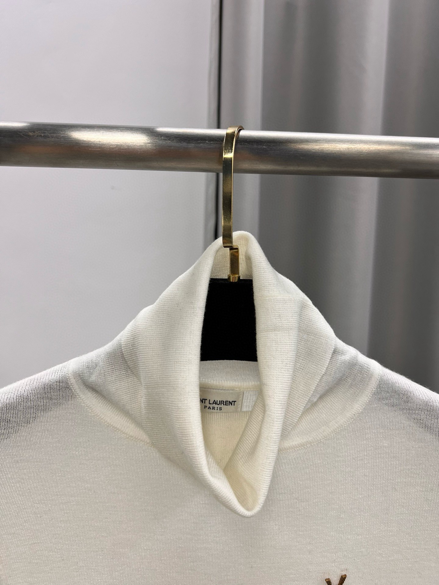 圣罗兰羊毛加真丝金属字母高领内搭 修身套头长袖针织打底衫女秋 颜色，白色、黑色、枣红，驼色、灰色码数：S