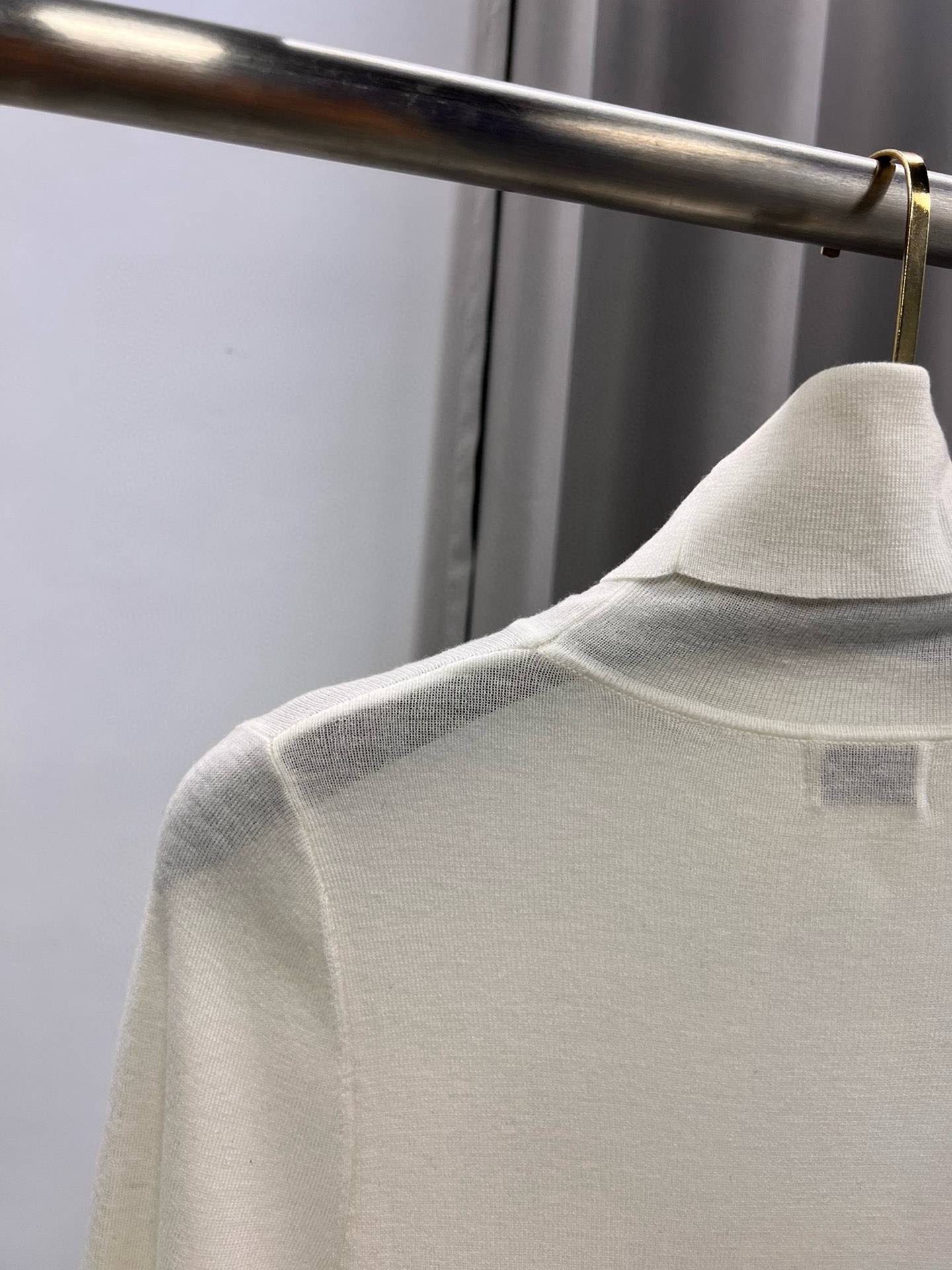 圣罗兰羊毛加真丝金属字母高领内搭 修身套头长袖针织打底衫女秋 颜色，白色、黑色、枣红，驼色、灰色码数：S