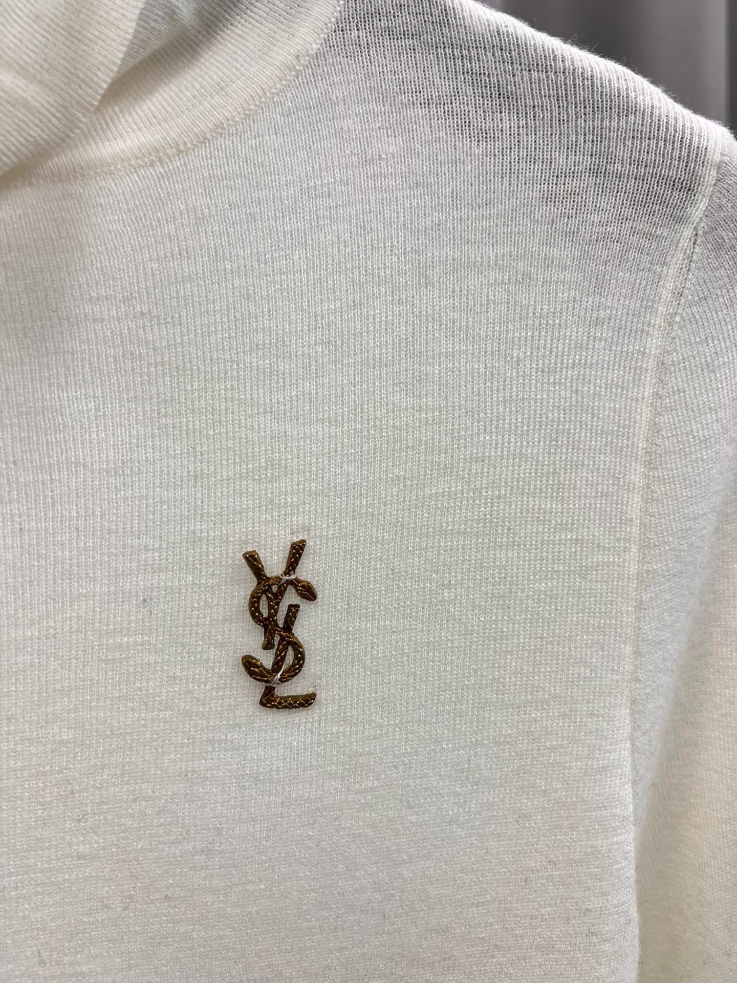 圣罗兰羊毛加真丝金属字母高领内搭 修身套头长袖针织打底衫女秋 颜色，白色、黑色、枣红，驼色、灰色码数：S