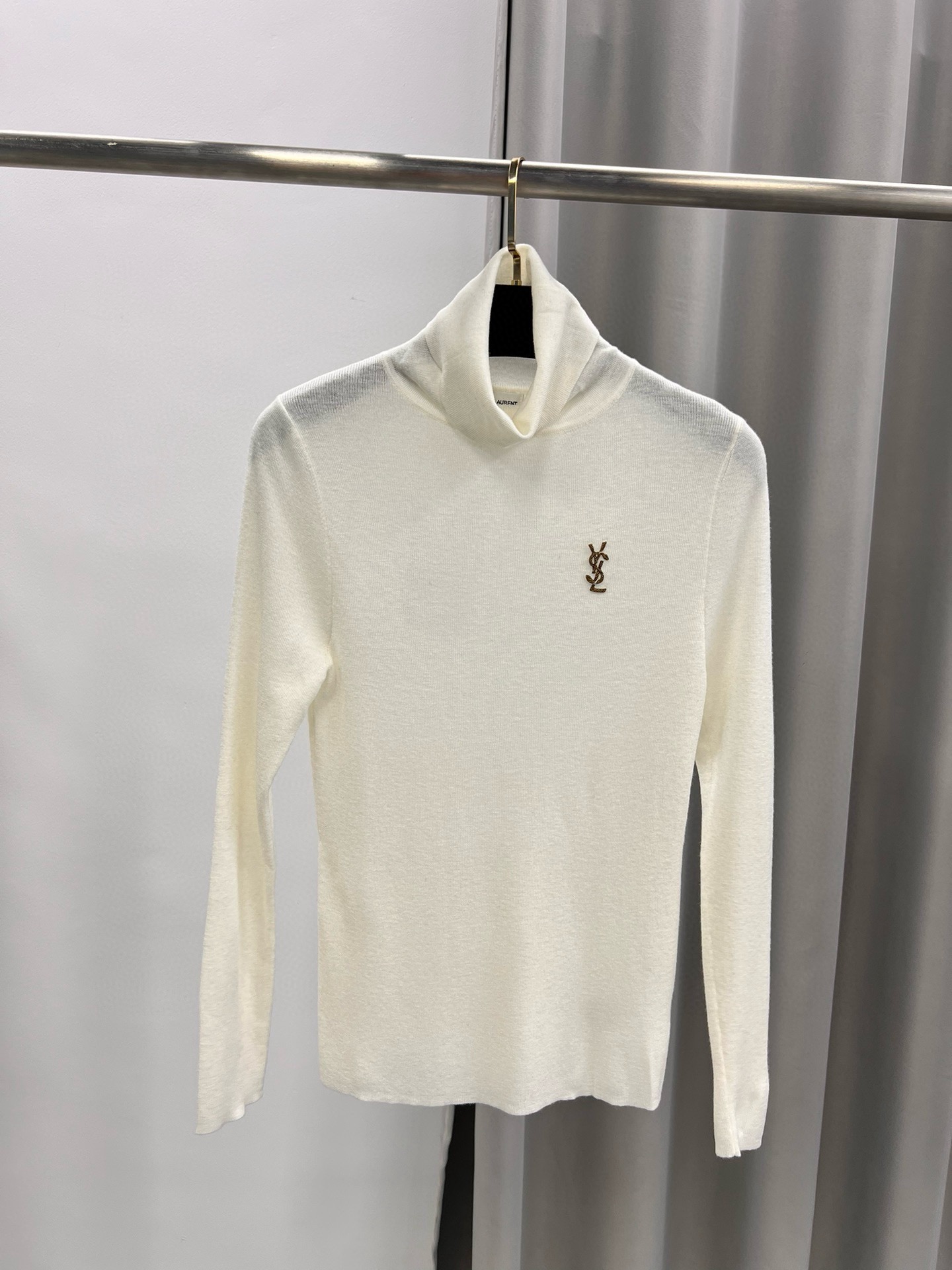 圣罗兰羊毛加真丝金属字母高领内搭 修身套头长袖针织打底衫女秋 颜色，白色、黑色、枣红，驼色、灰色码数：S