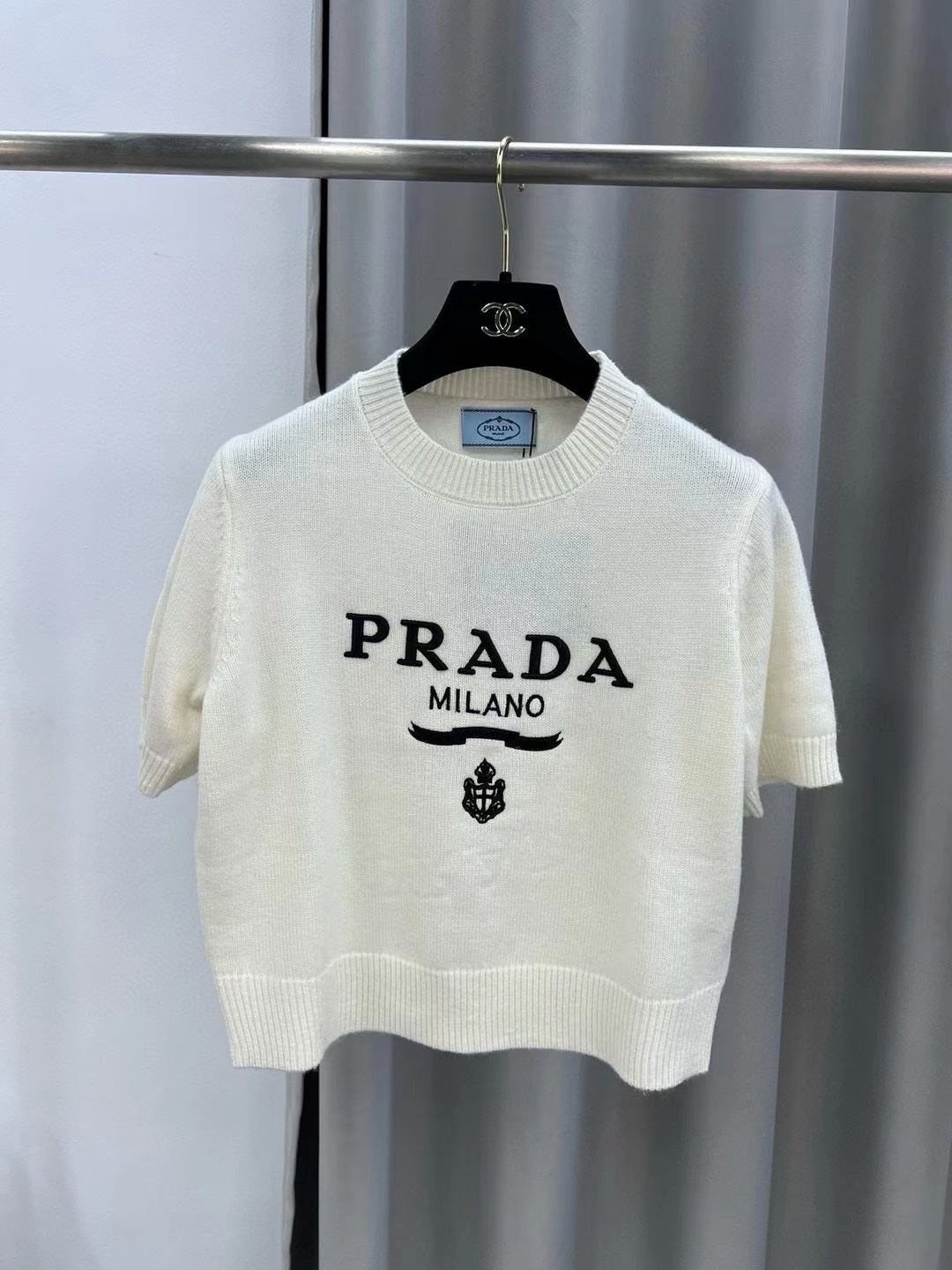 普拉达女士羊绒字母logo长袖针织衫毛衣颜色：白色，灰色，黑色码数：SML成份：100%羊毛