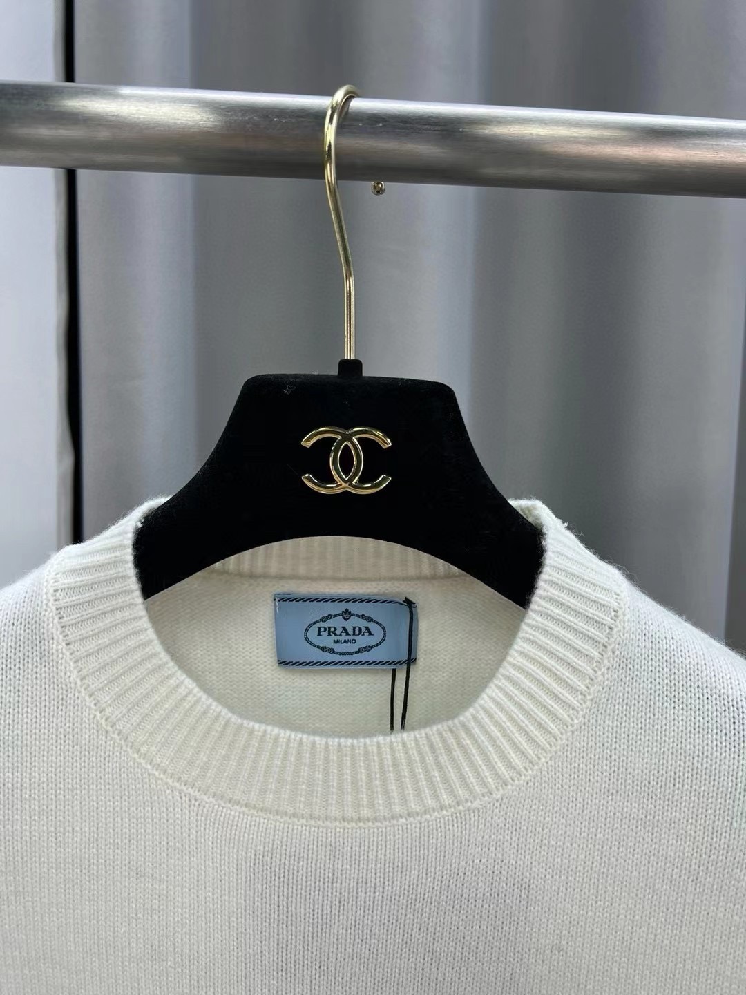 普拉达女士羊绒字母logo长袖针织衫毛衣颜色：白色，灰色，黑色码数：SML成份：100%羊毛