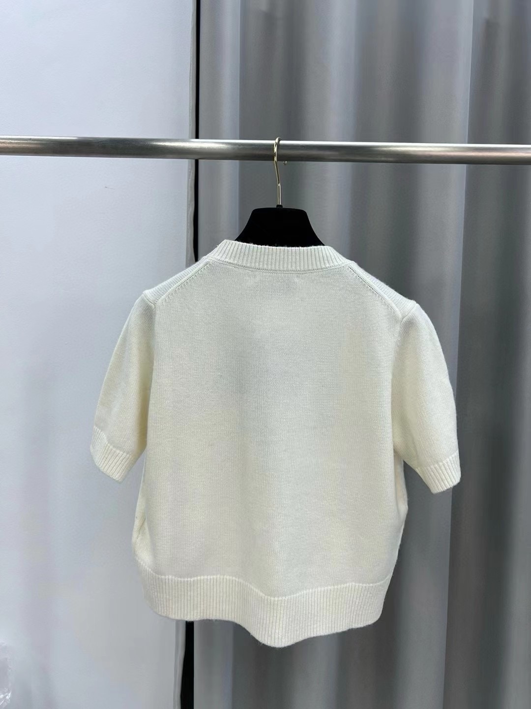 普拉达女士羊绒字母logo长袖针织衫毛衣颜色：白色，灰色，黑色码数：SML成份：100%羊毛